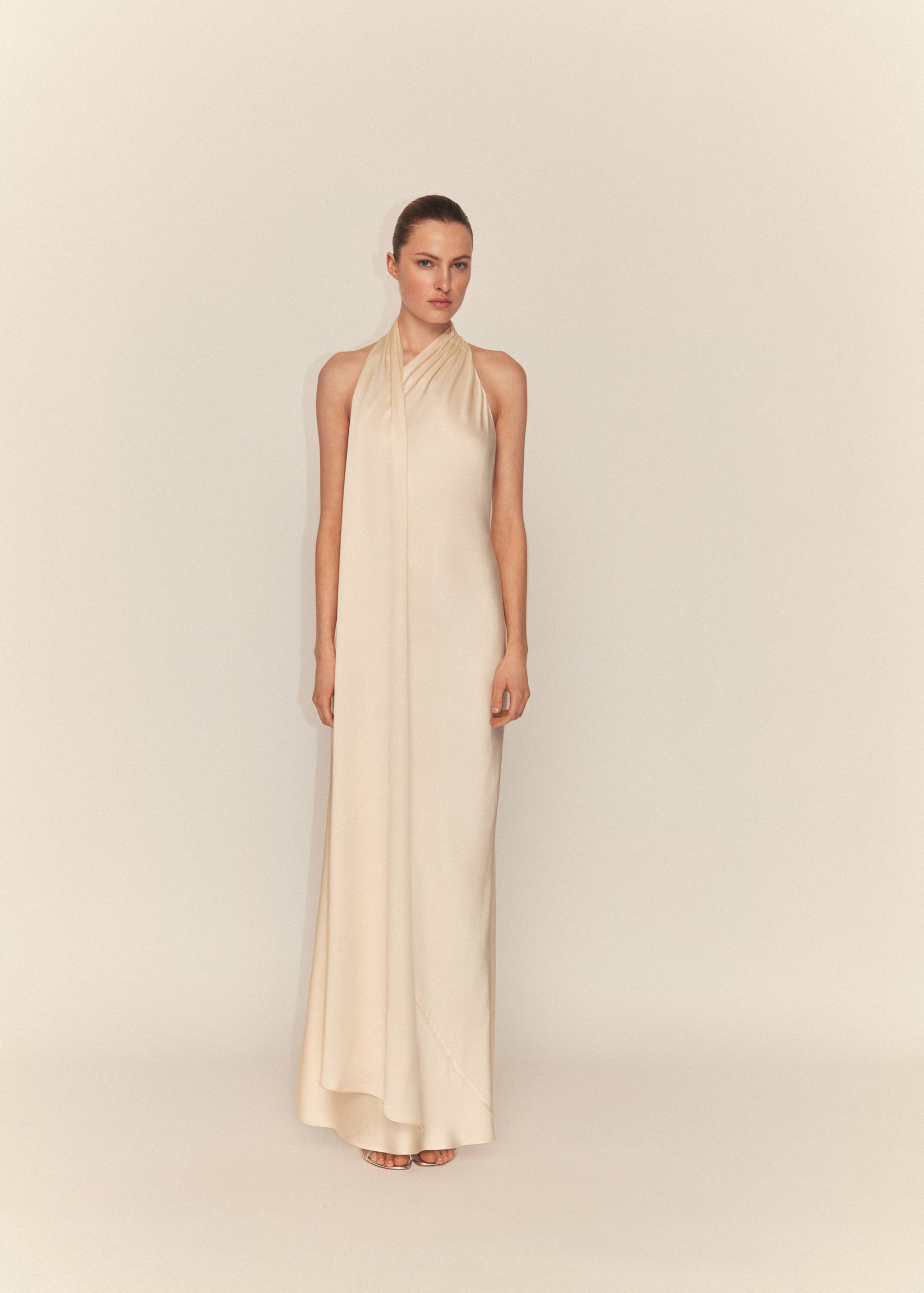 Asymmetrical bow-neck dress - General plane