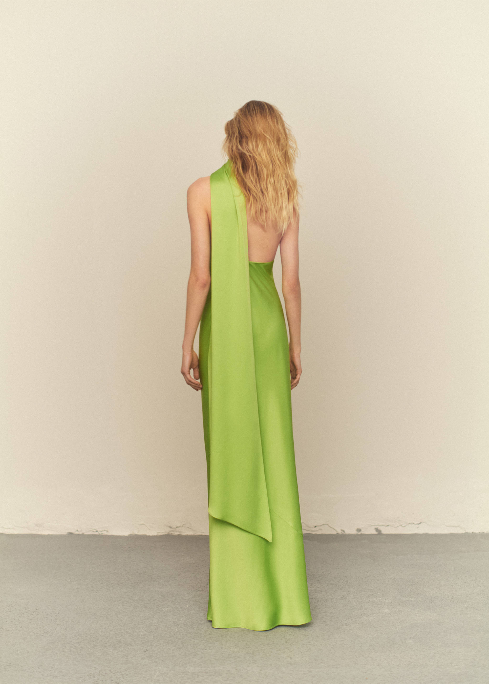 Asimetrična haljina s mašnom na ovratniku - Stražnji dio artikla