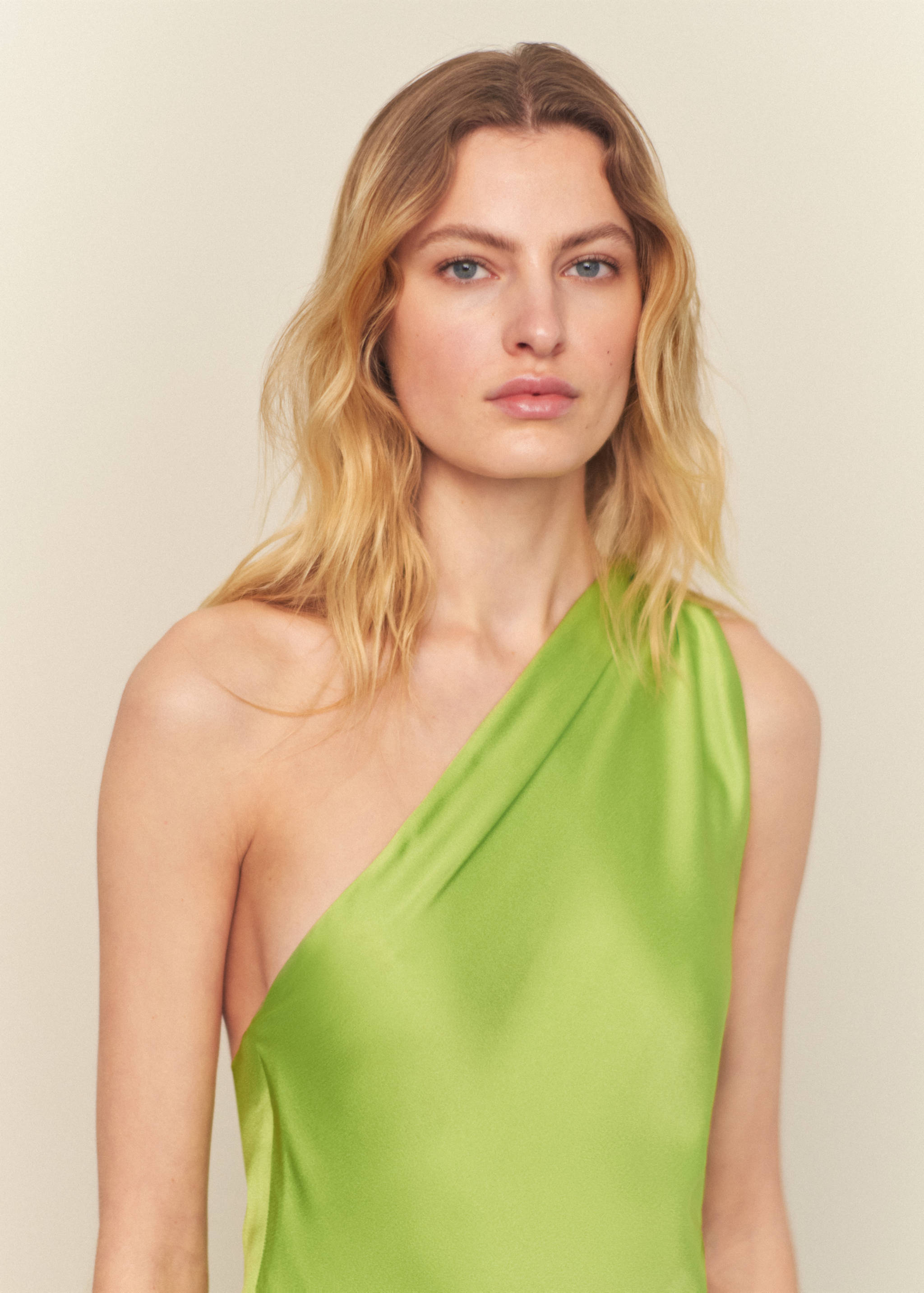 Asimetrična haljina s mašnom na ovratniku - Detalji artikla 1