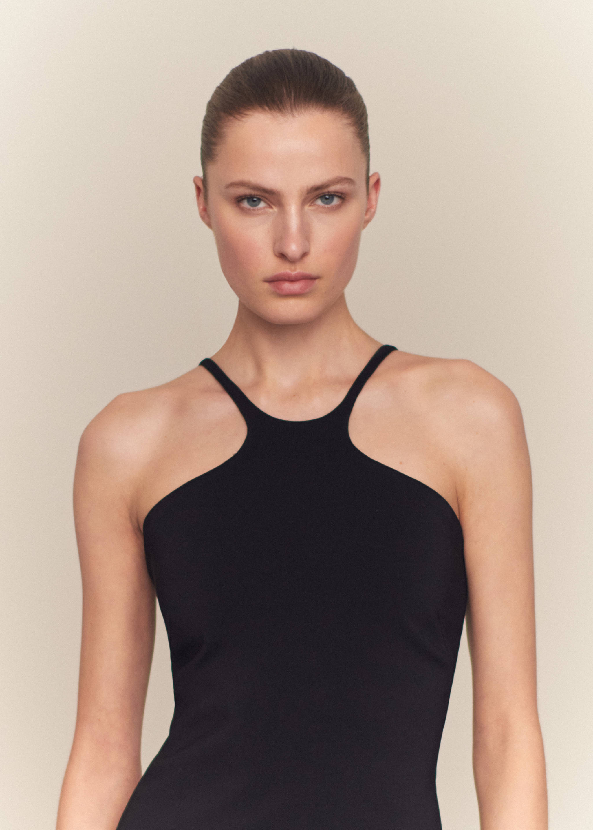 Haljina s poluprozirnom suknjom s brošem - Prikaz srednjeg dijela