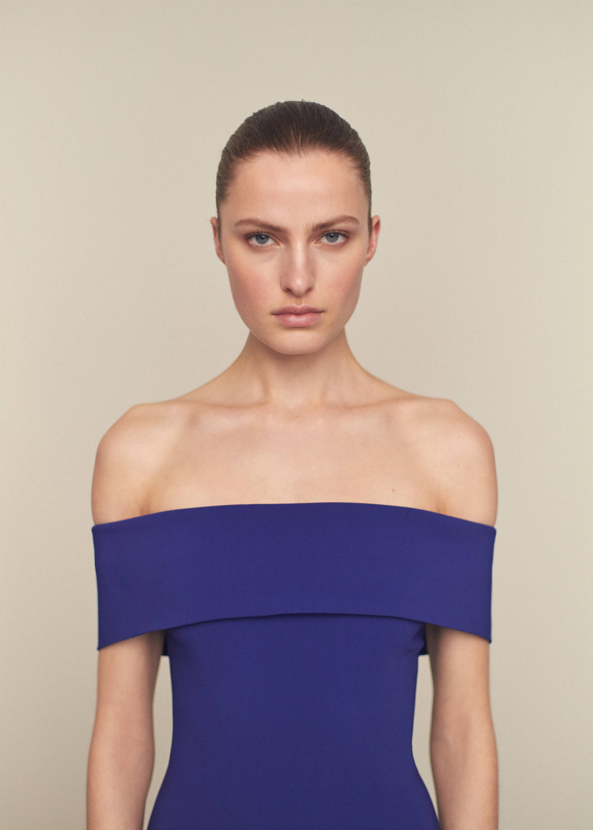 Off-the-shoulder dress with slit detail - Medium plane