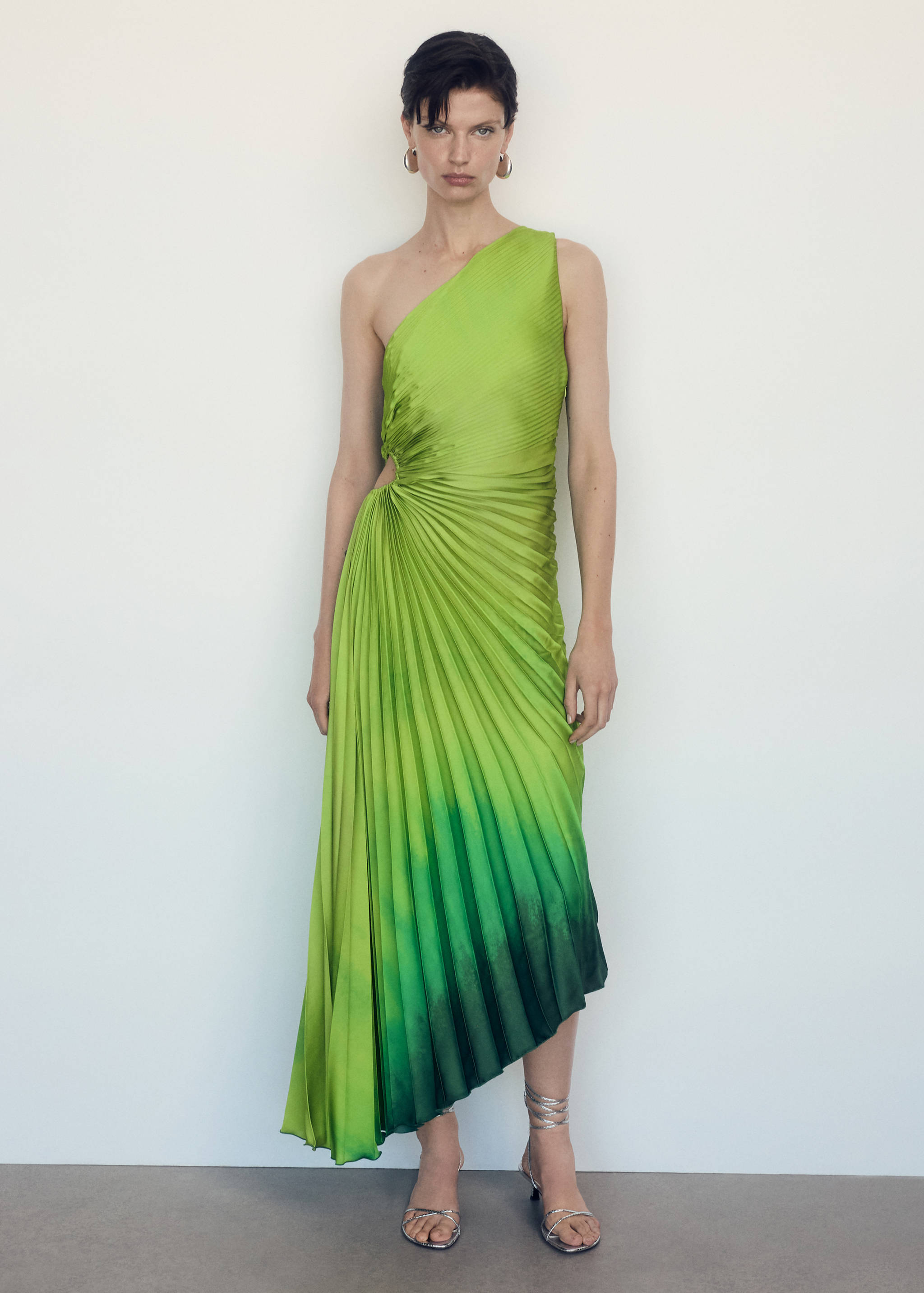 Asymmetrical pleated dress - General plane