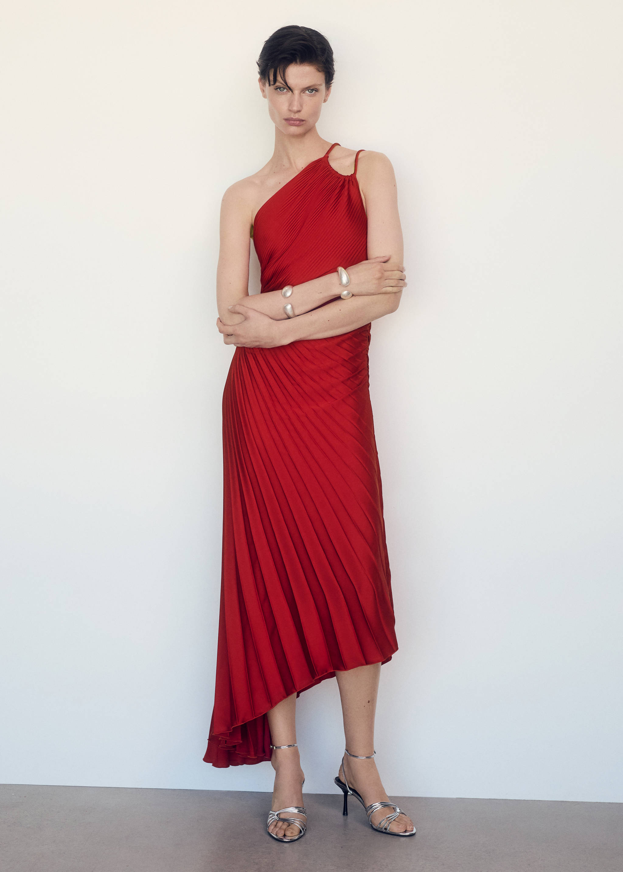 Asymmetrical pleated dress - General plane