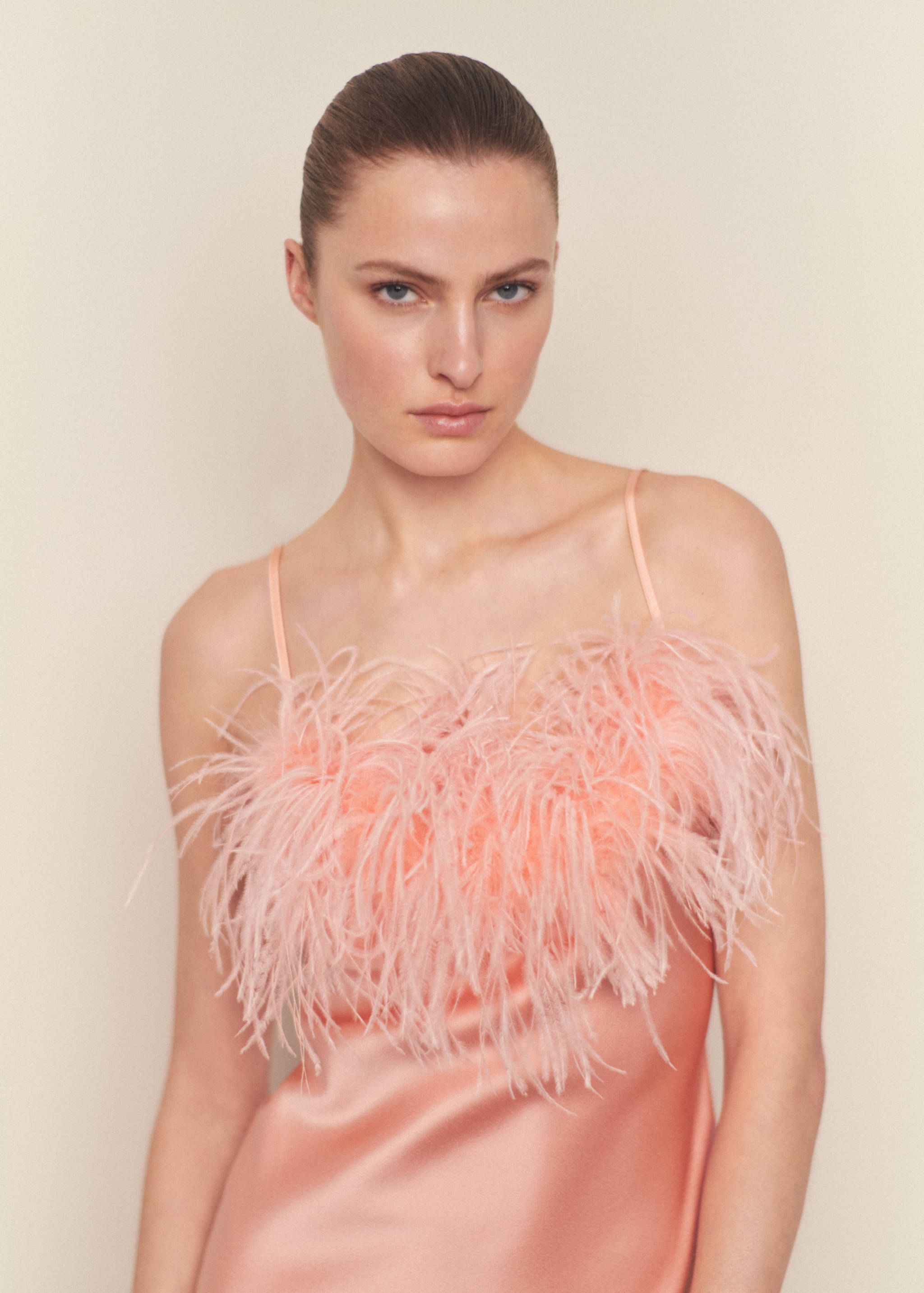 Satenska haljina s detalje perja - Prikaz srednjeg dijela