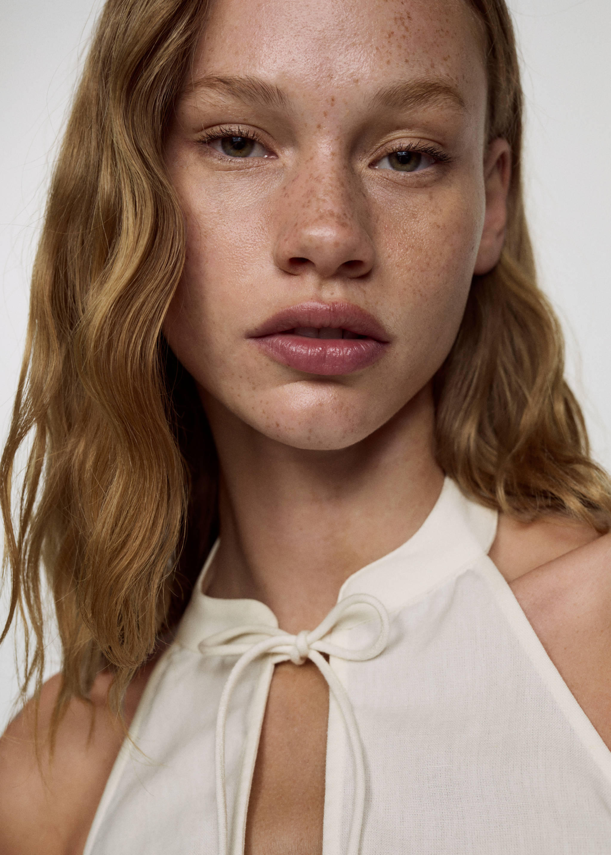 Halter-neck top with buttons - Details of the article 1