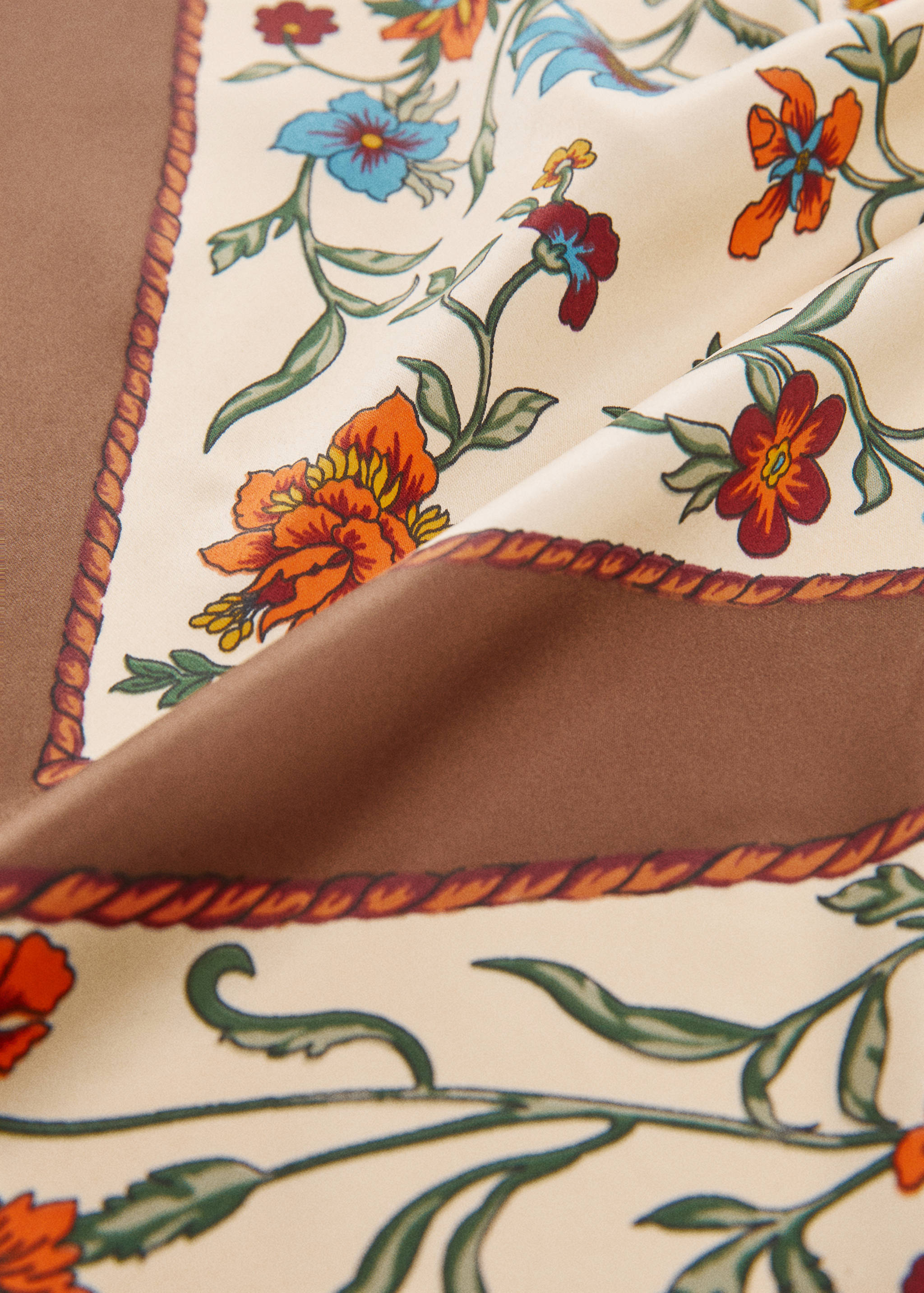 Foulard à fleurs - Plan moyen