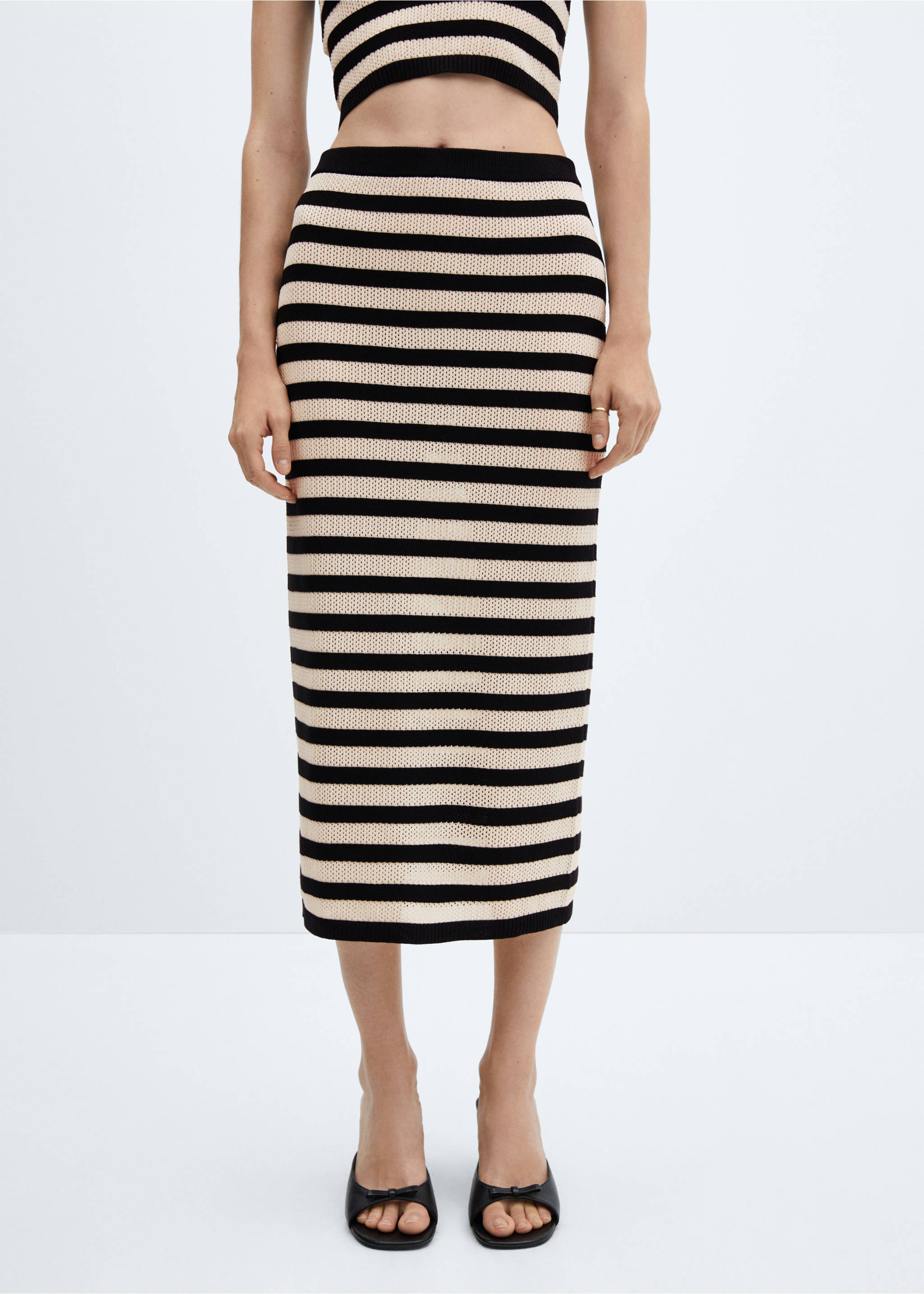 Knitted skirt with openwork details - Medium plane, Black. Ref: 67010372-00.
