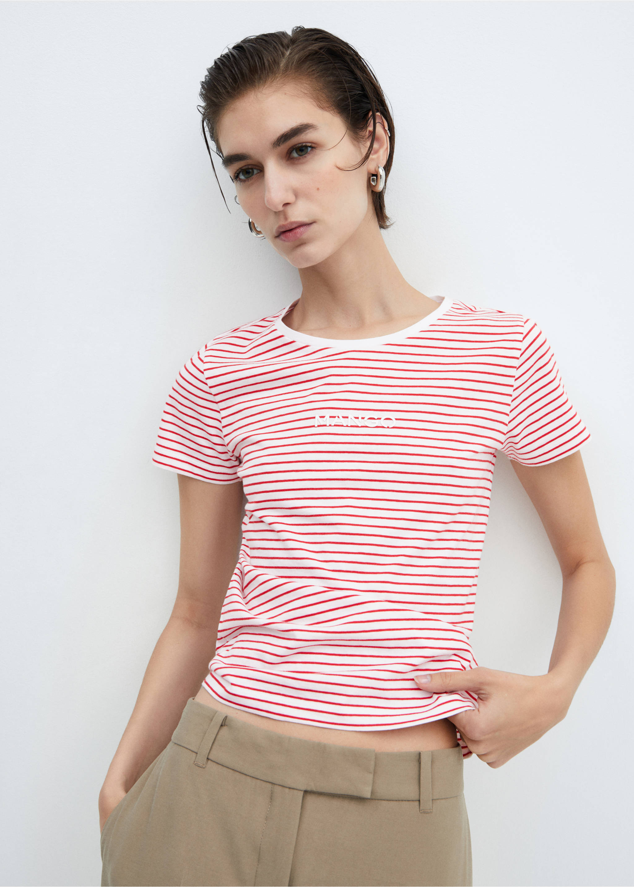 T-shirt rayures logo - Plan moyen, Rouge. Ref: 67010425-00.