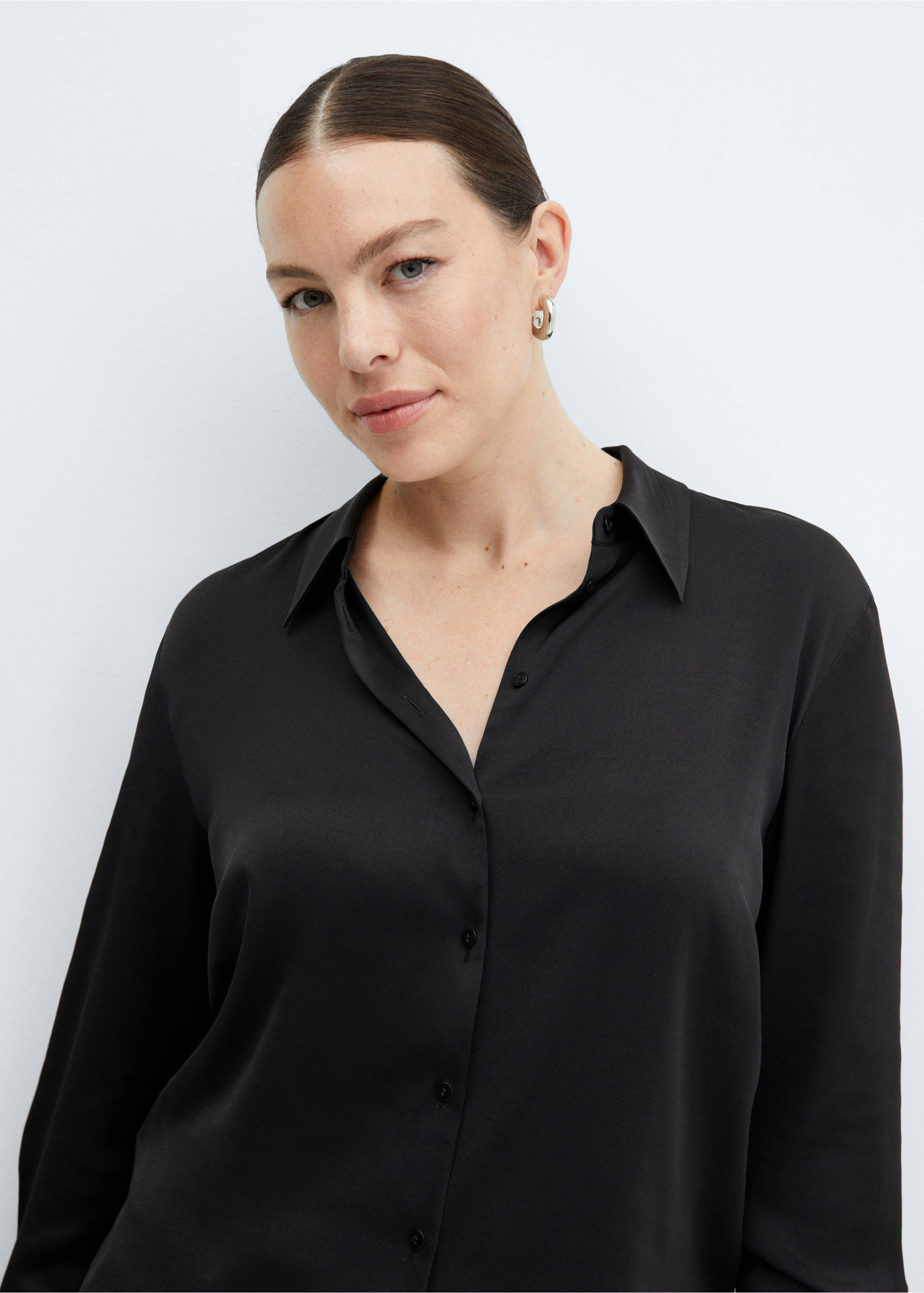 Camisa fluida satinada - Detalle del artículo 4, Negro. Ref: 67010439-00.