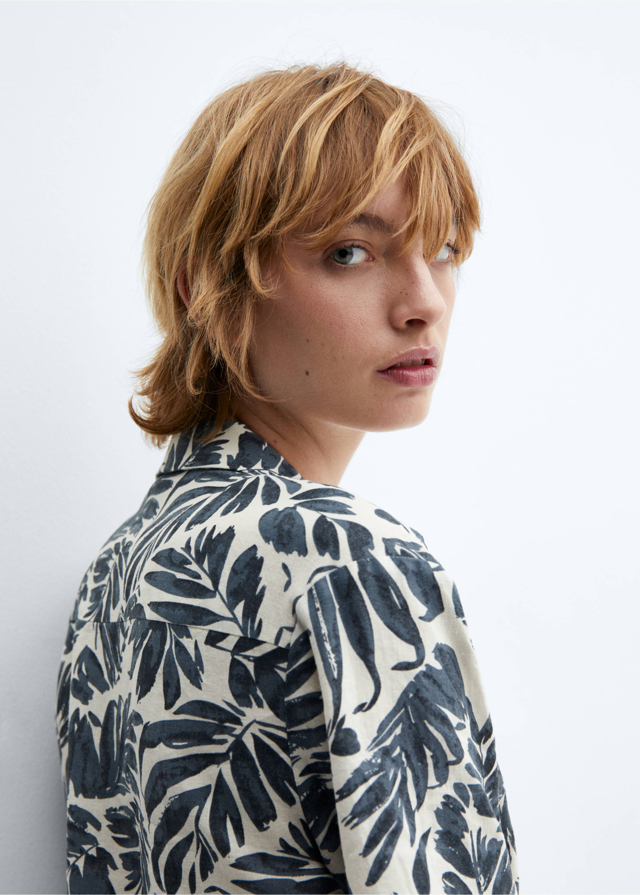 Linen-blend short-sleeve shirt - Details of the article 1, Dark Navy. Ref: 67010448-00.