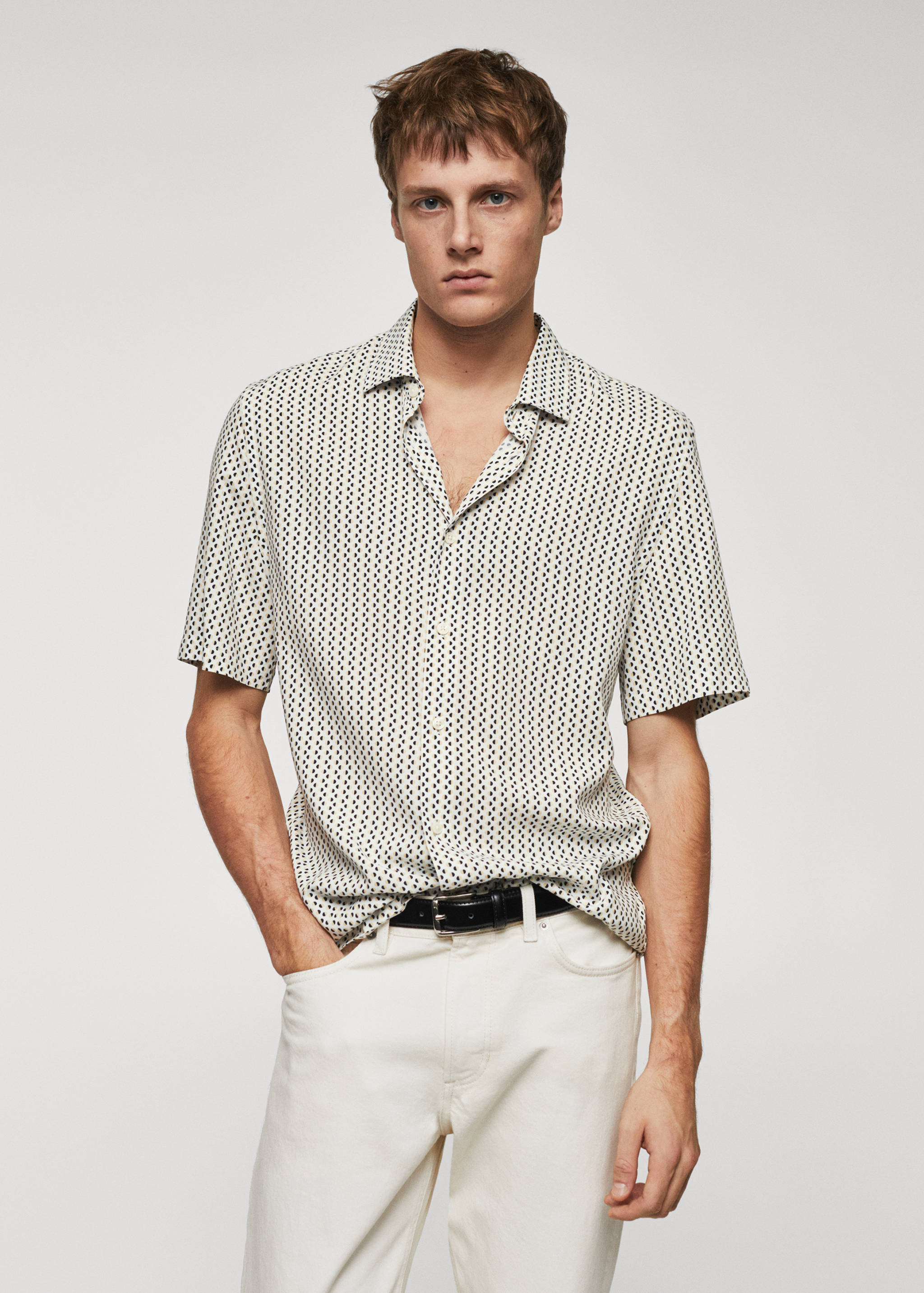 Рубашка в горошек с короткими рукавами - Средний план