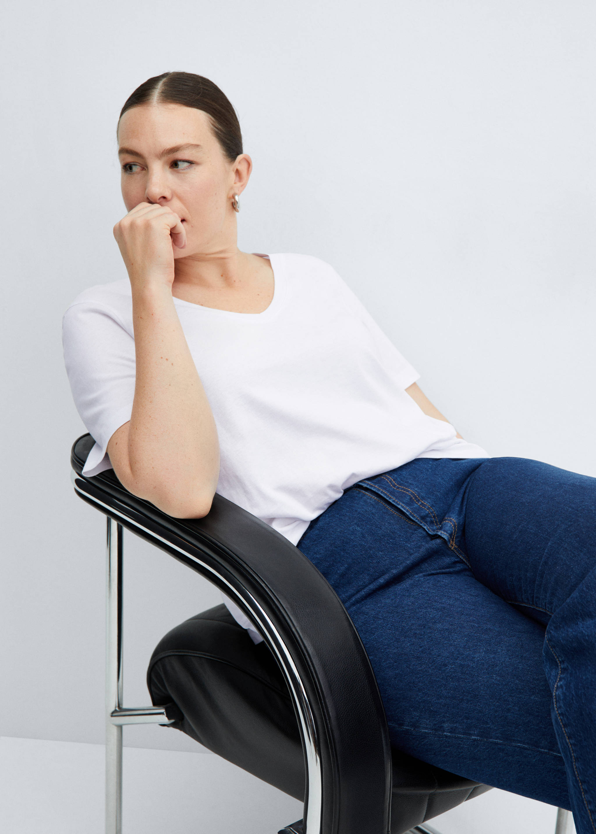 V-neck cotton T-shirt - Details of the article 4