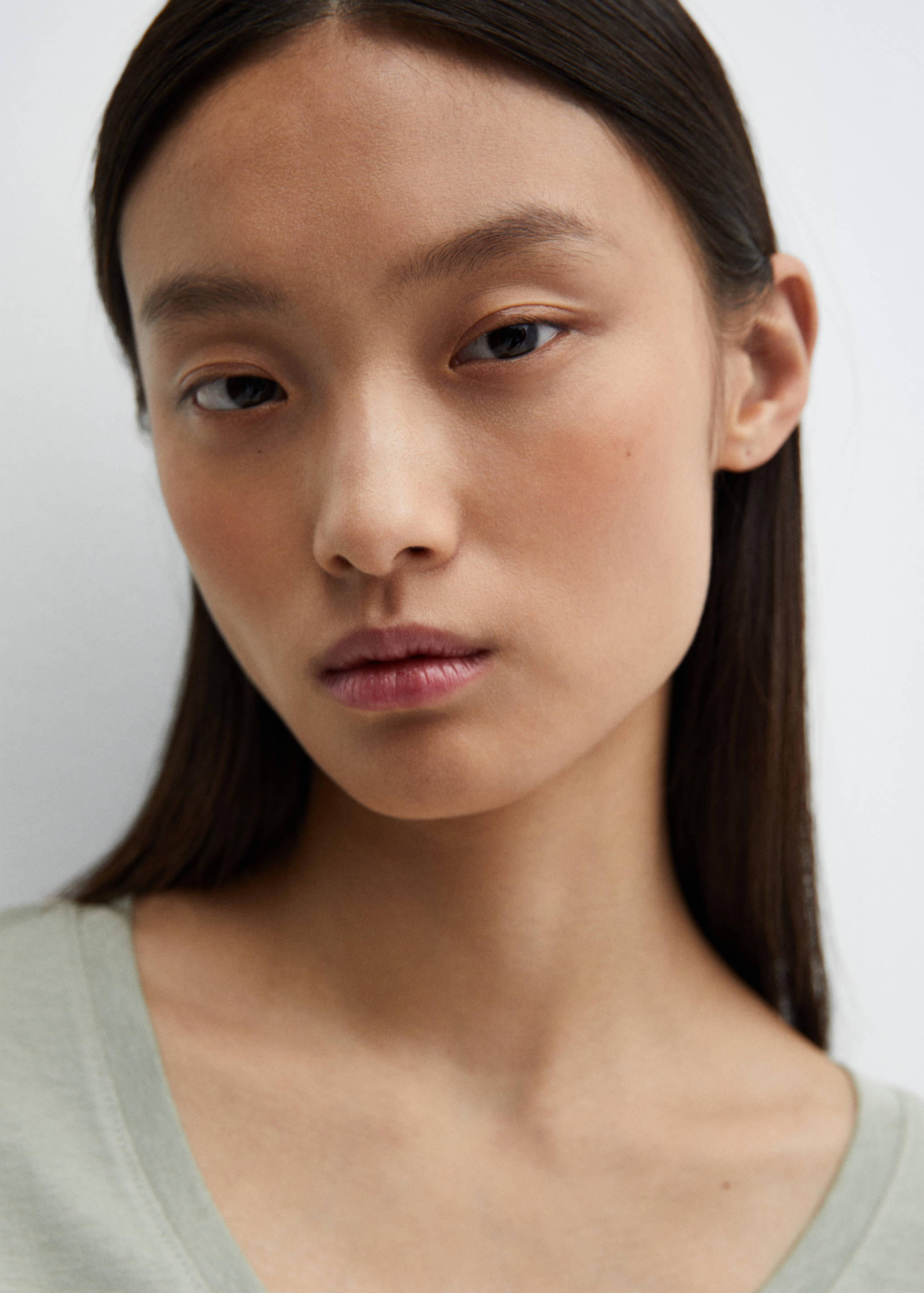 V-neck cotton T-shirt - Details of the article 1