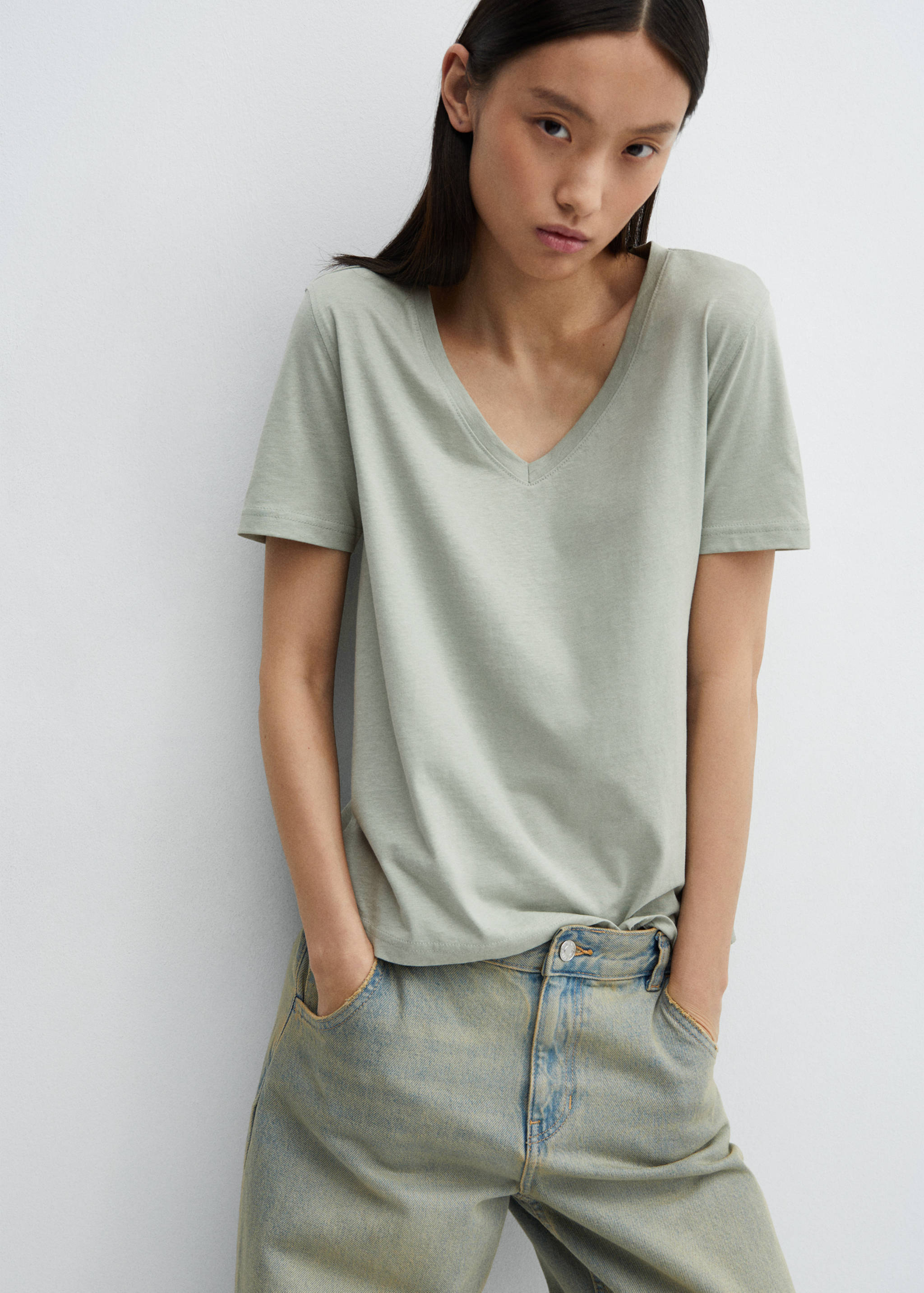 V-neck cotton T-shirt - Details of the article 2