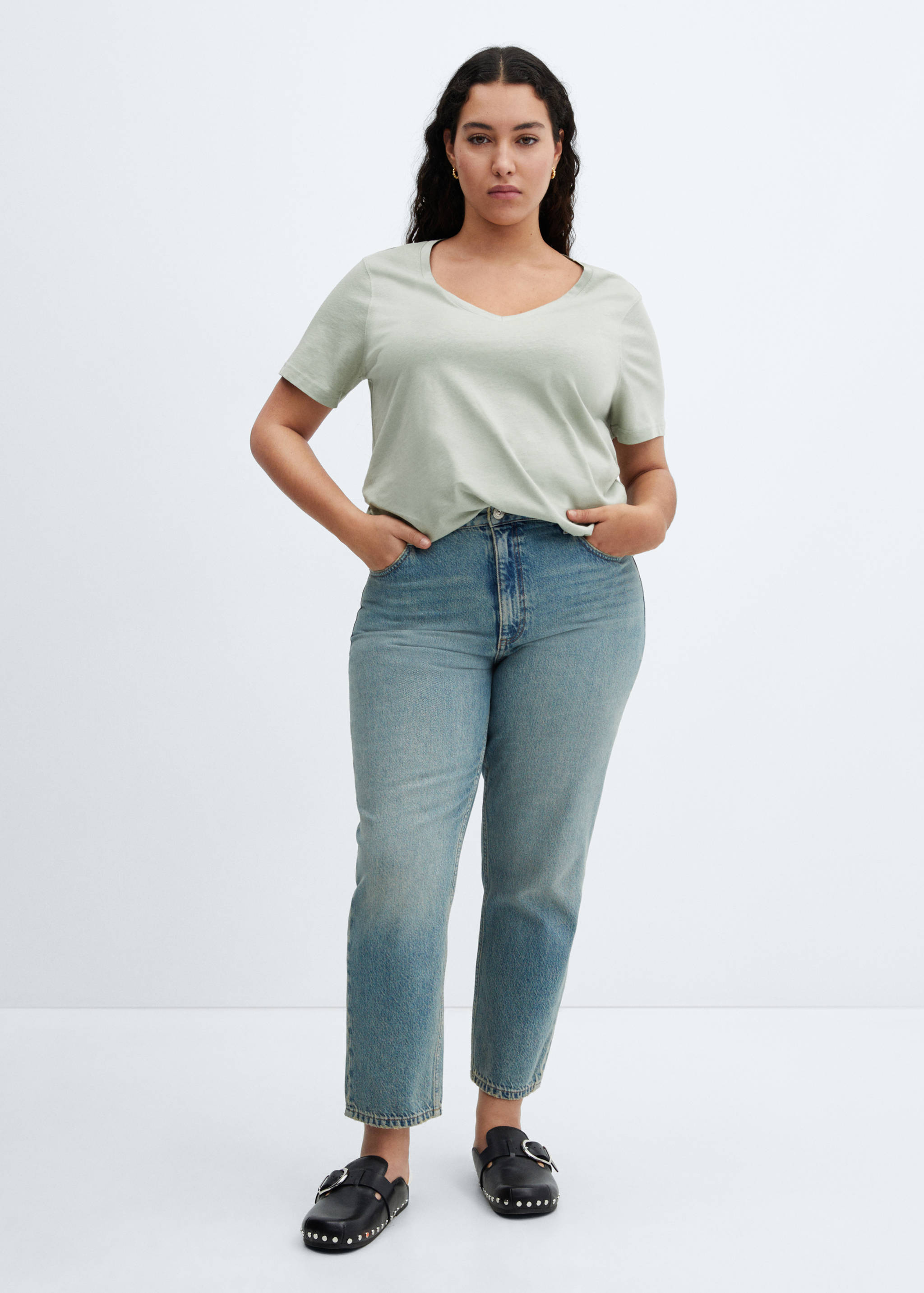 V-neck cotton T-shirt - Details of the article 3