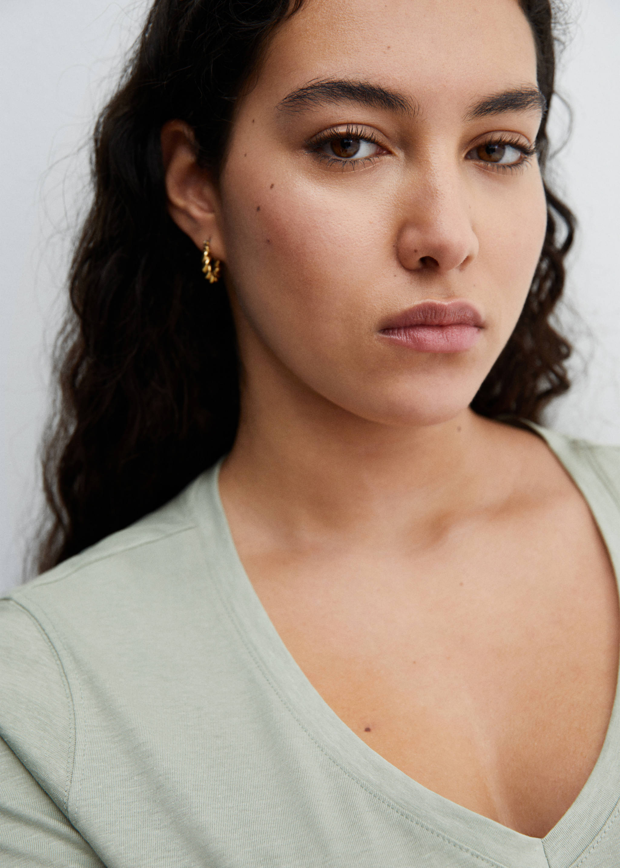 V-neck cotton T-shirt - Details of the article 4