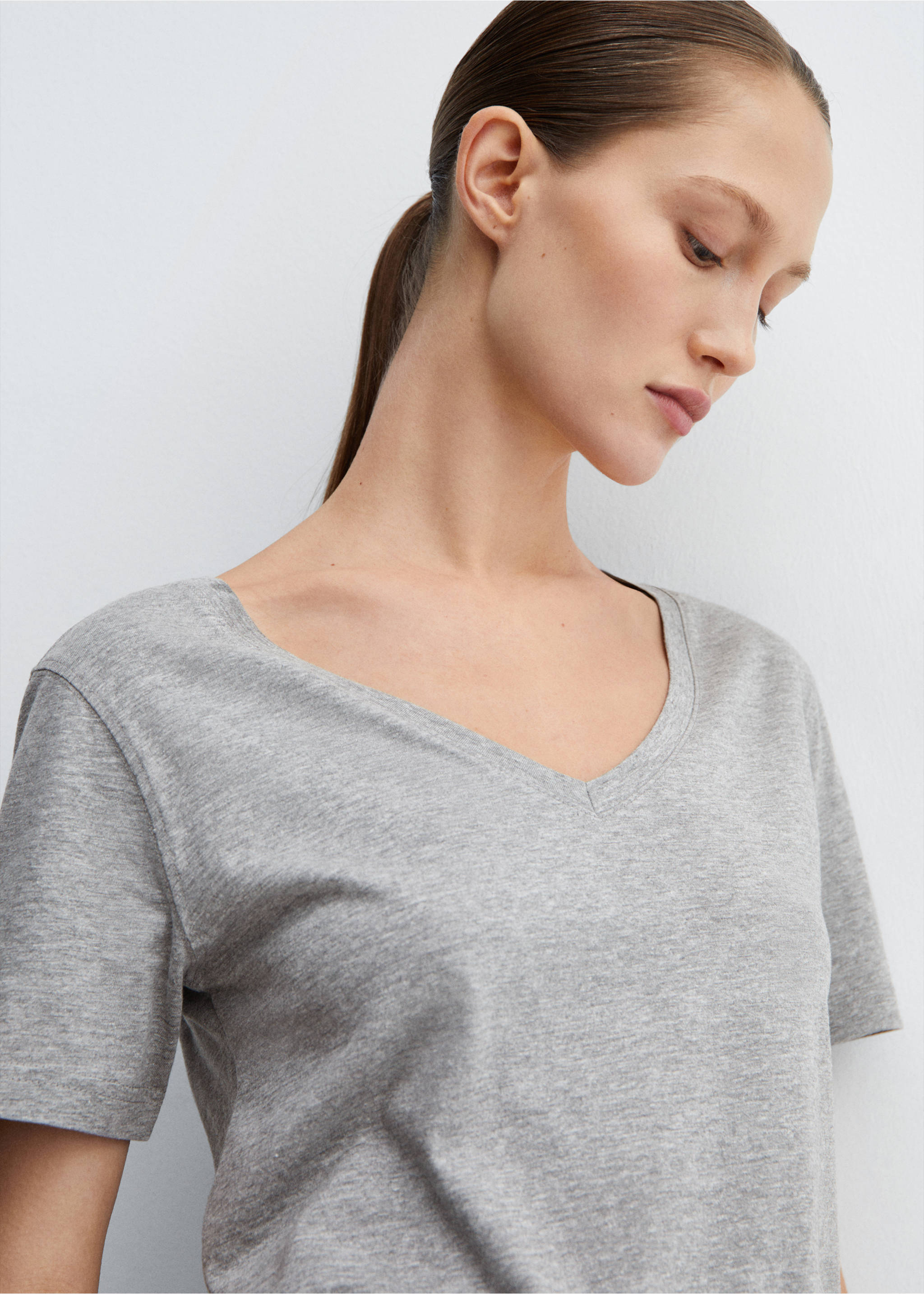 Camiseta algodón cuello pico - Detalle del artículo 1, Gris medio vigoré. Ref: 67010466-00.