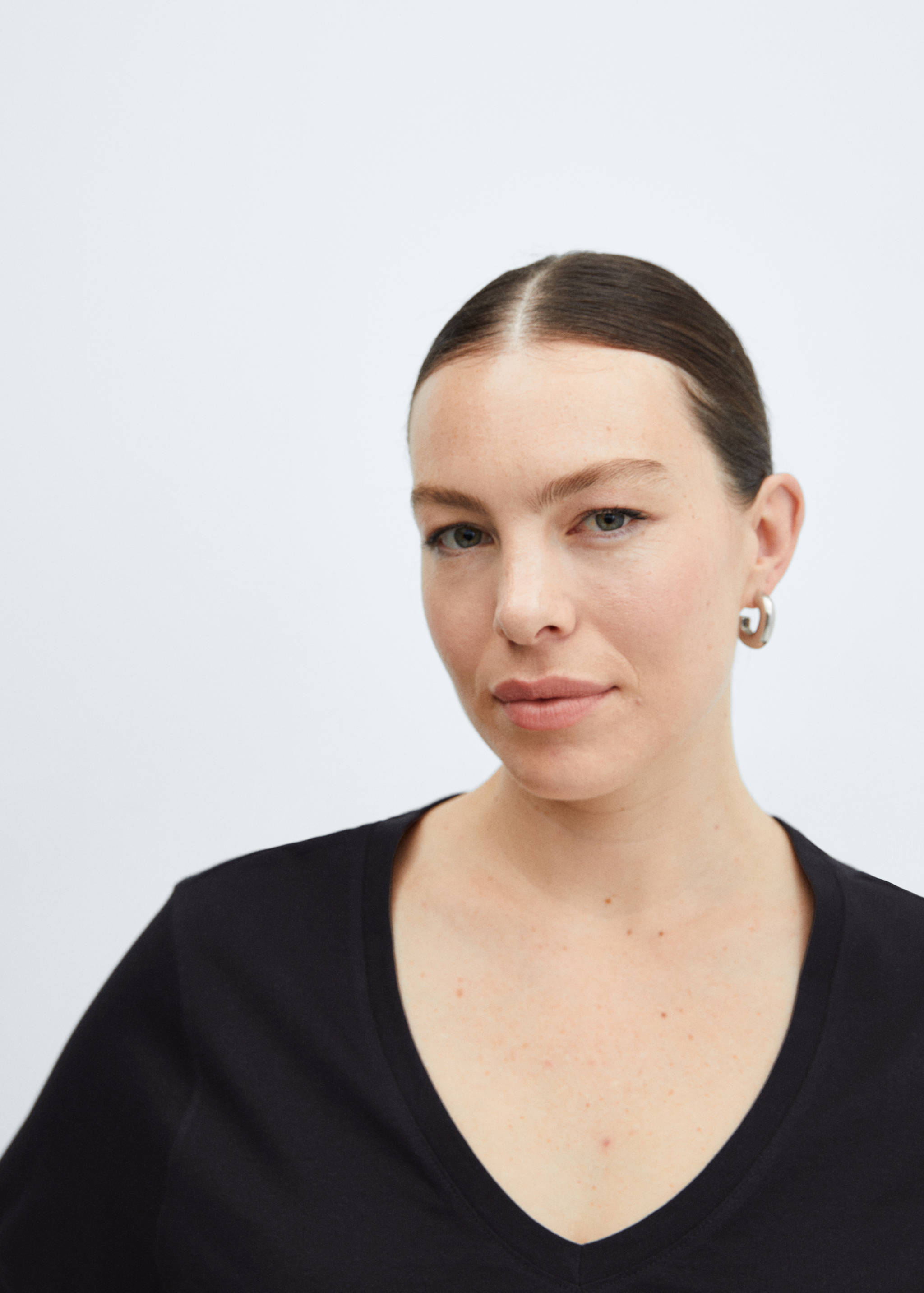 V-neck cotton T-shirt - Details of the article 4