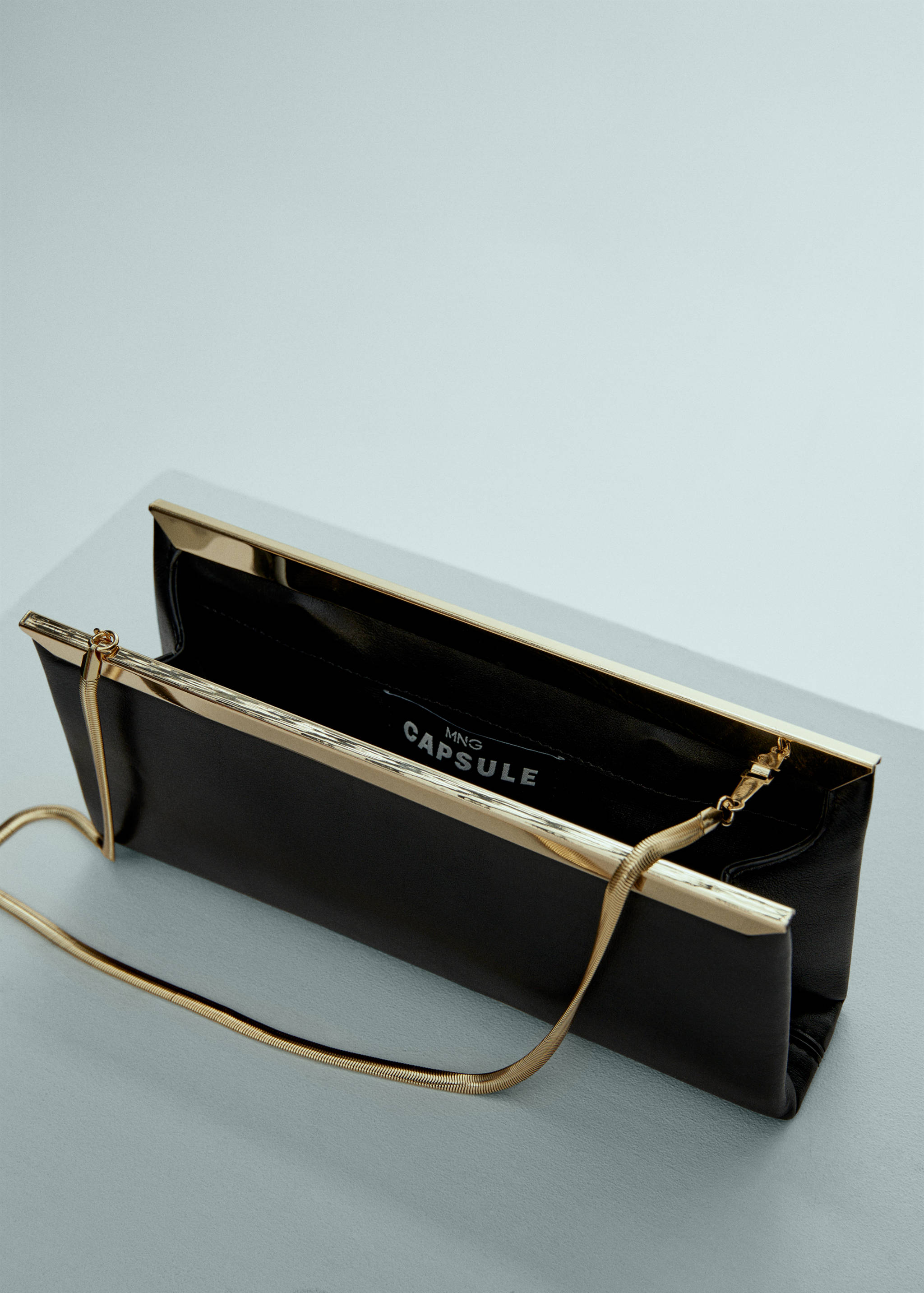 Leather clutch bag with metal chain - Details of the article 1