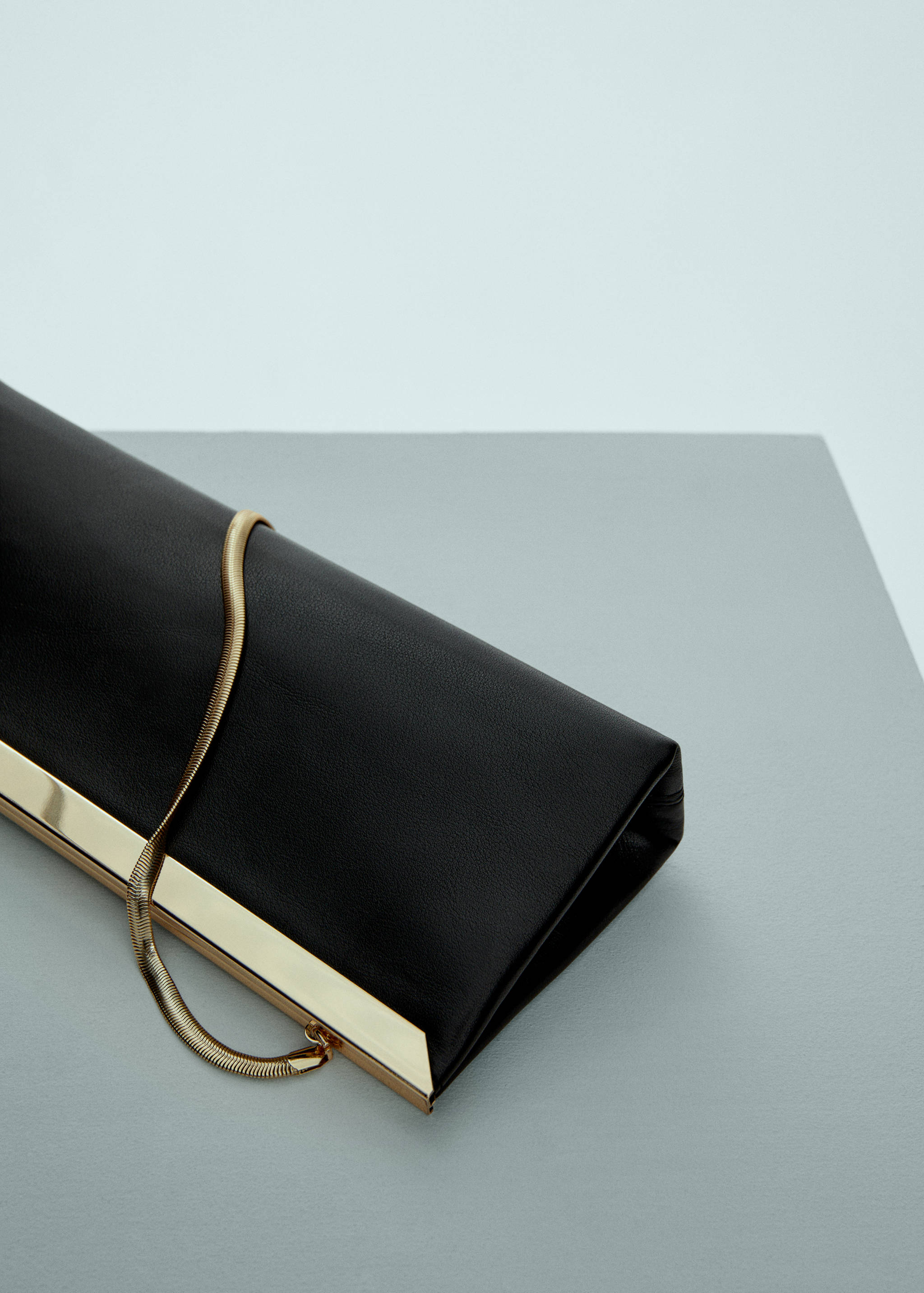 Leather clutch bag with metal chain - Details of the article 2
