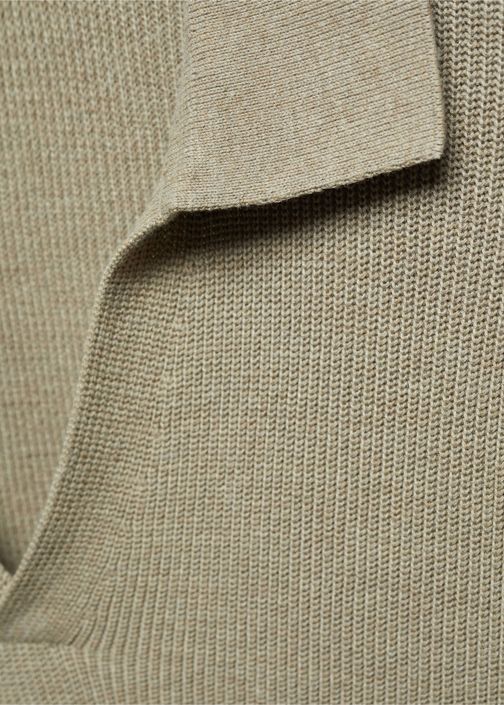 Polo punto canalé - Detalle del artículo 8, Khaki. Ref: 67014453-00.