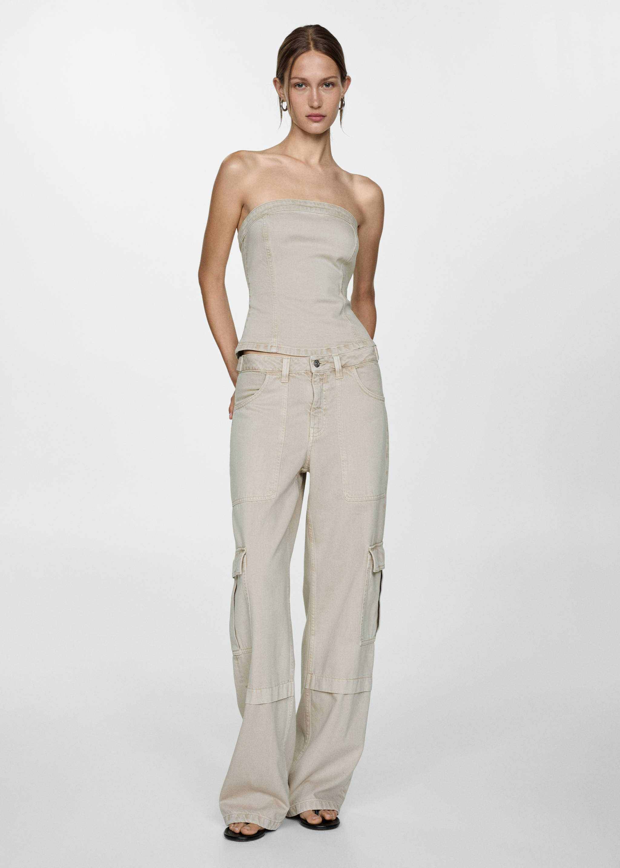 Джинсы карго с карманами - Общий план