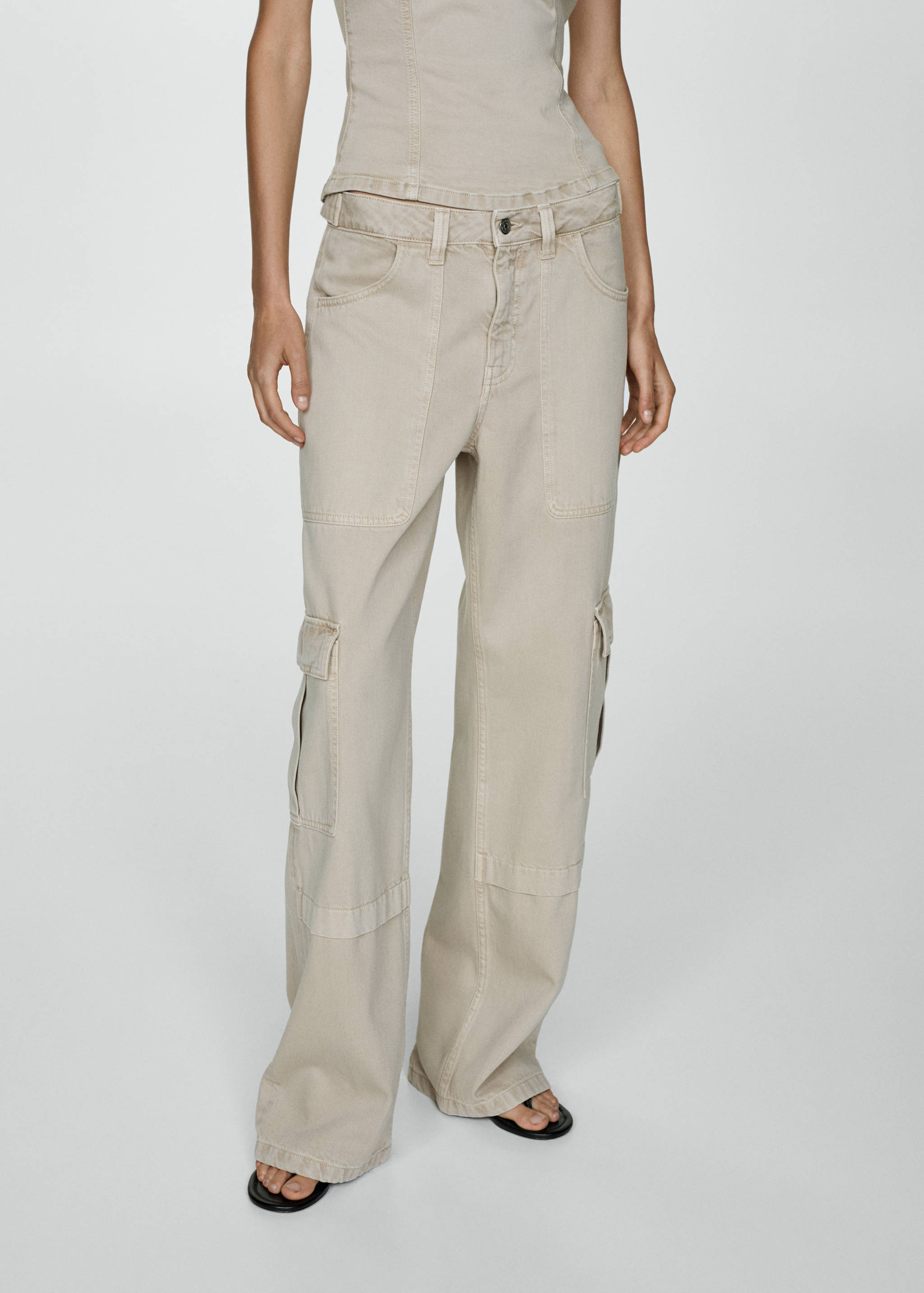 Джинсы карго с карманами - Средний план