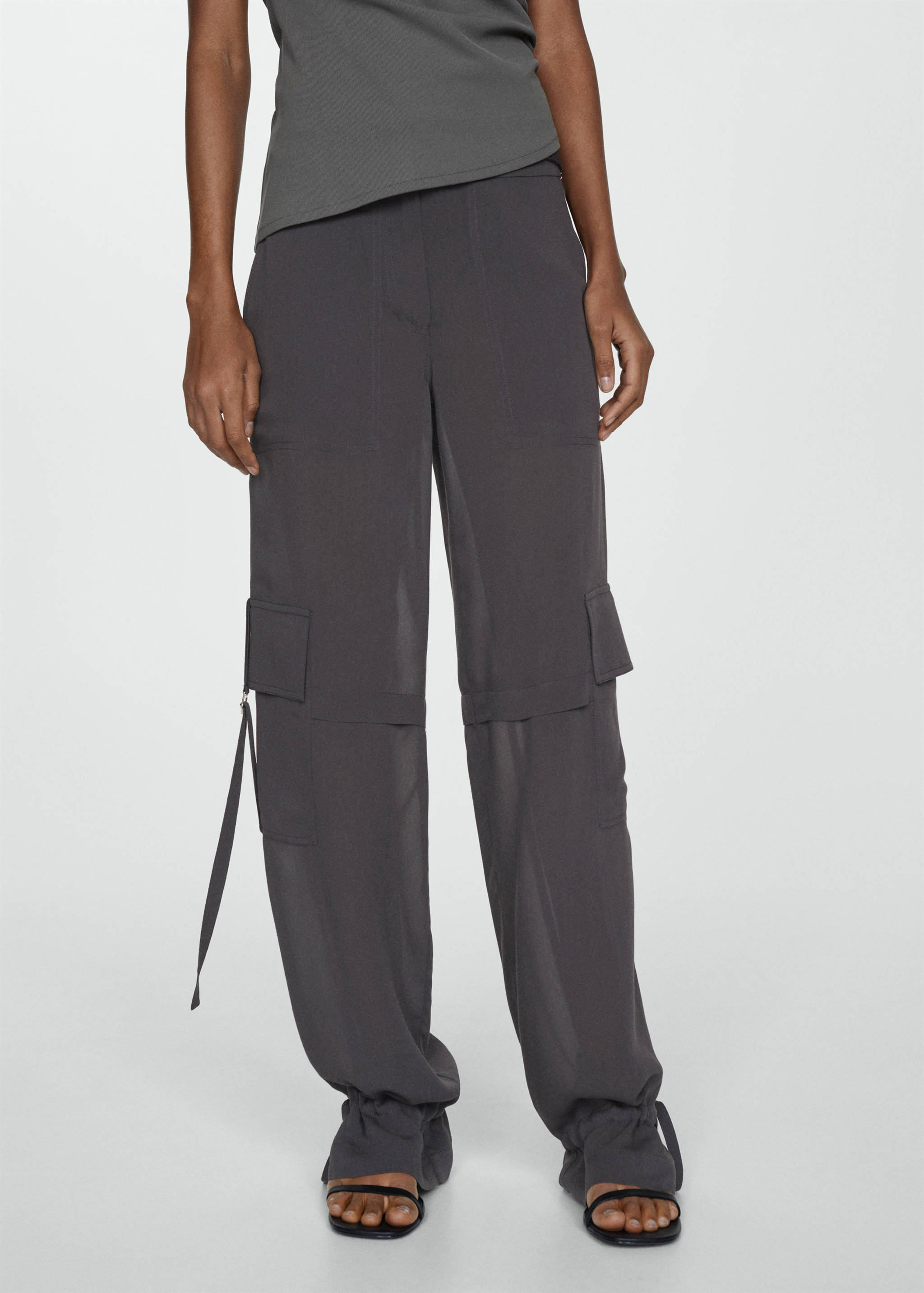 Cargo pants with metallic details - Medium plane
