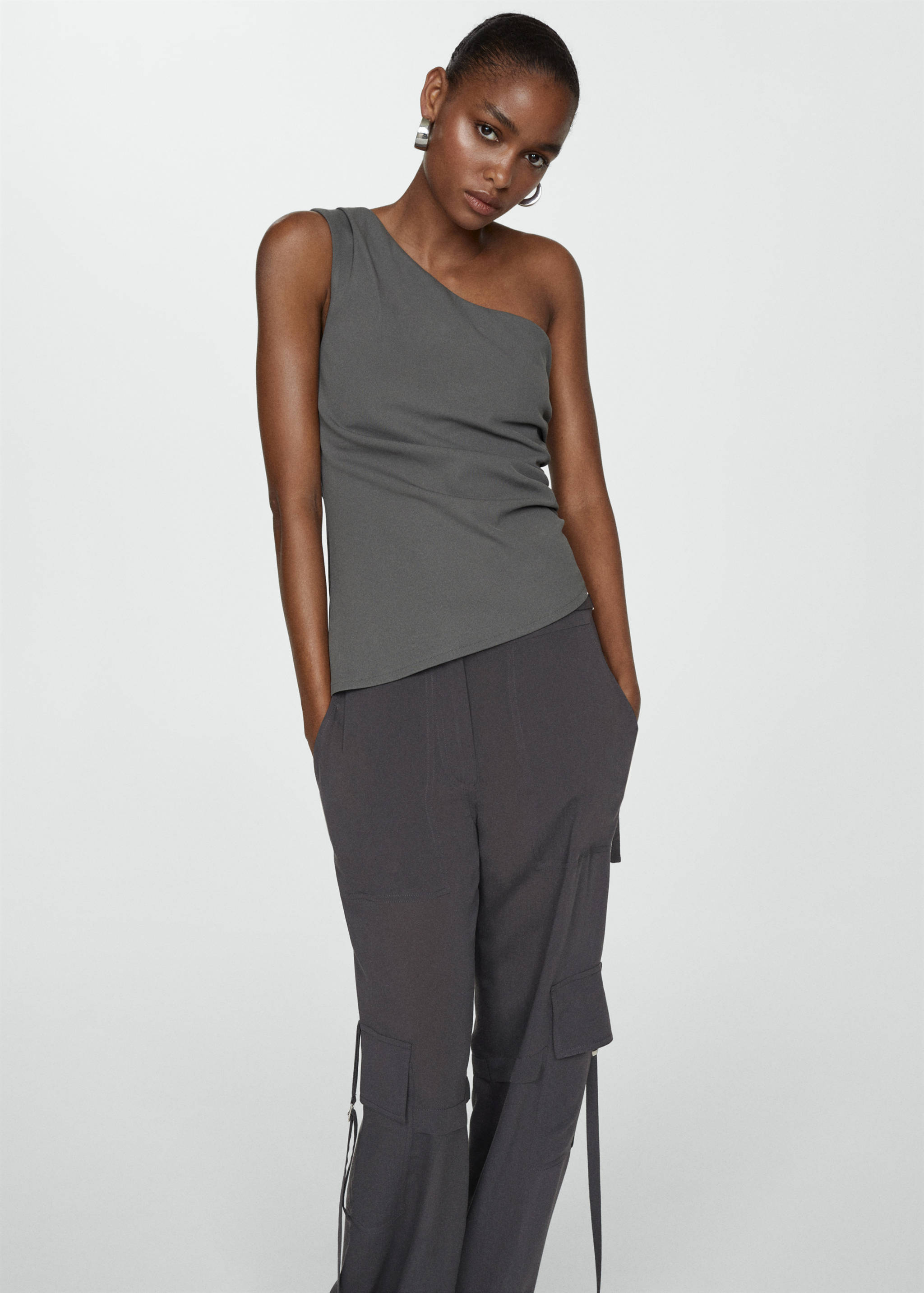 Cargo pants with metallic details - Details of the article 1