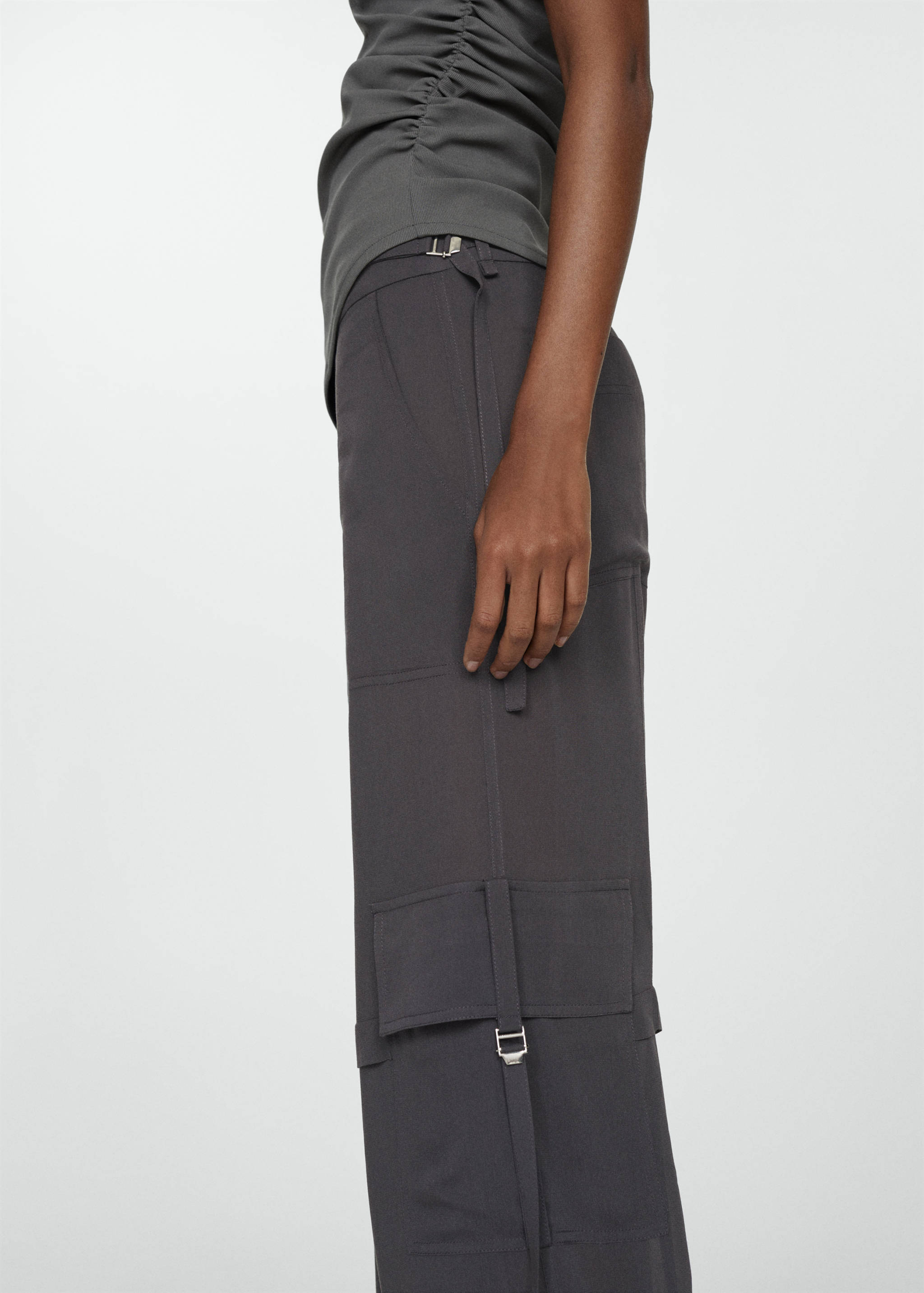 Cargo pants with metallic details - Details of the article 6