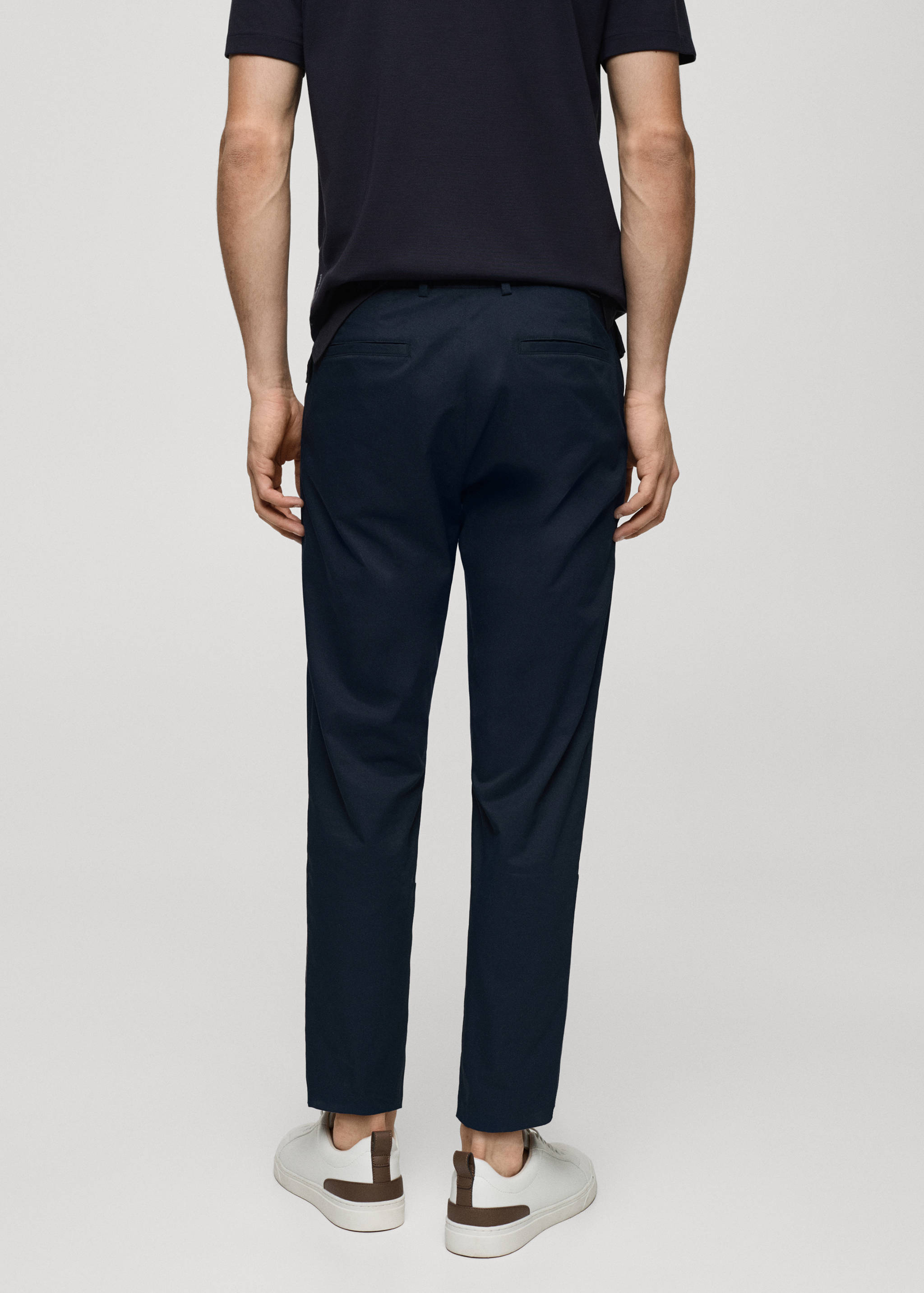 Брюки slim fit из технологичной ткани - Обратная сторона изделия