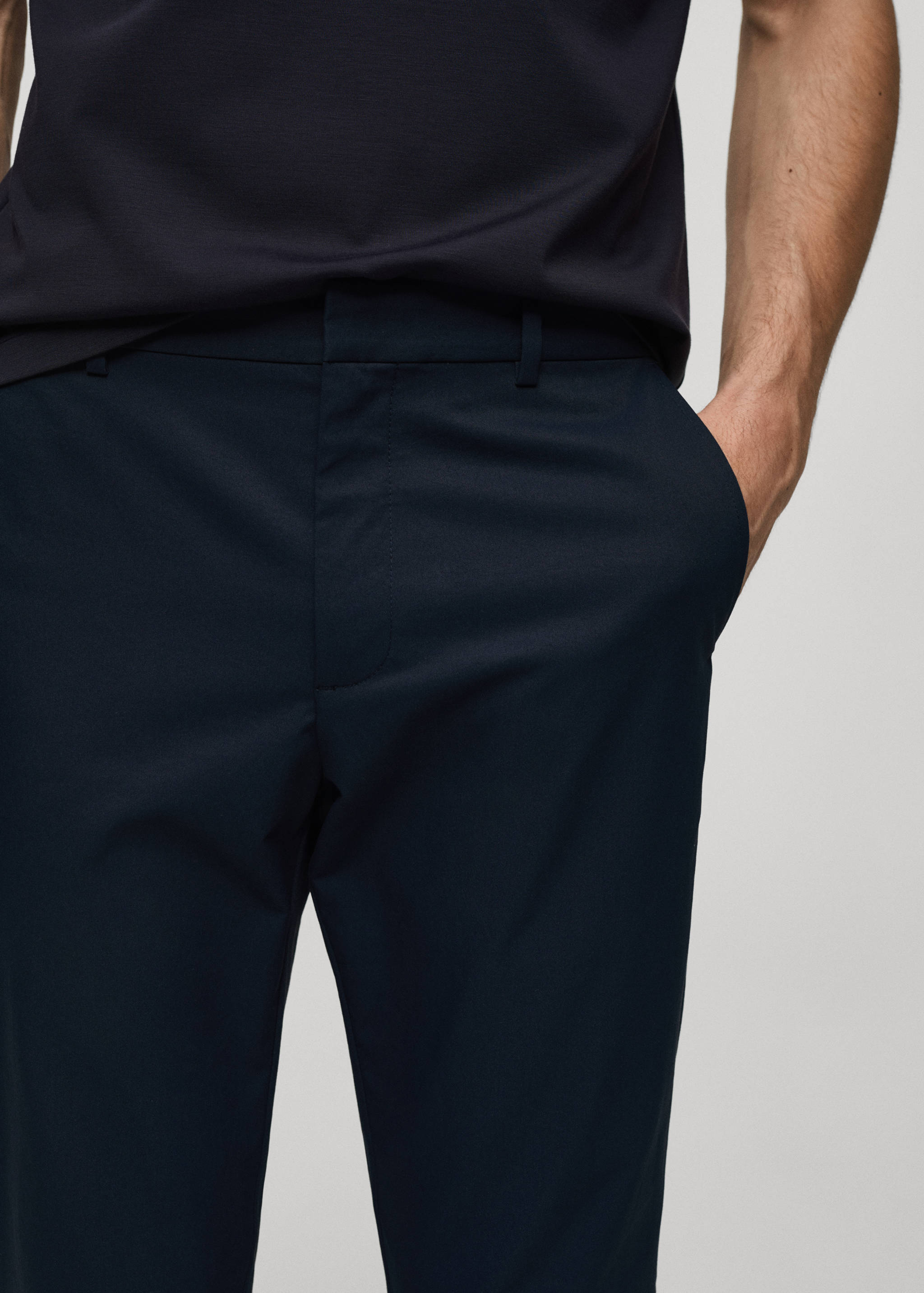 Брюки slim fit из технологичной ткани - Деталь изделия 1