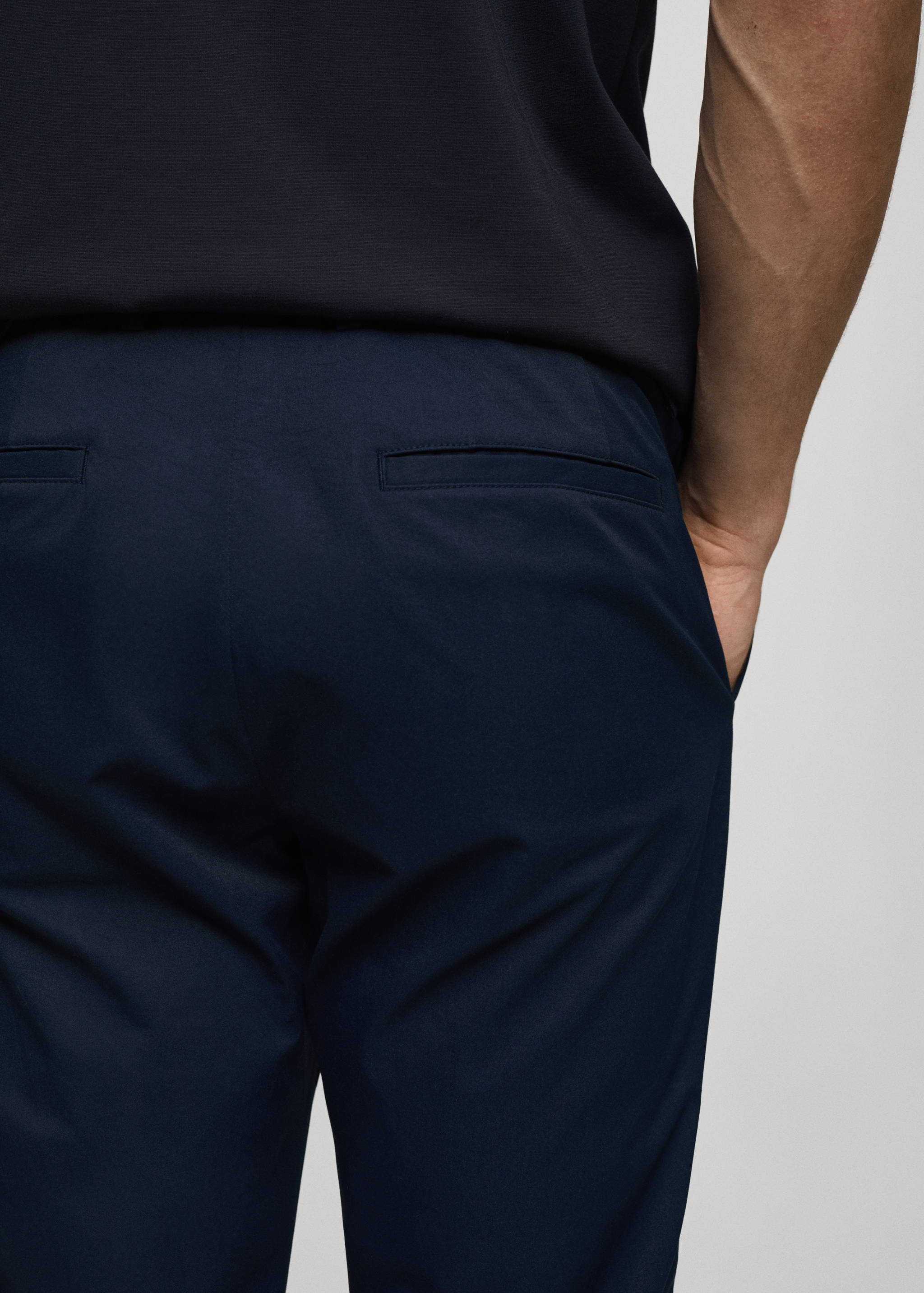 Брюки slim fit из технологичной ткани - Деталь изделия 6