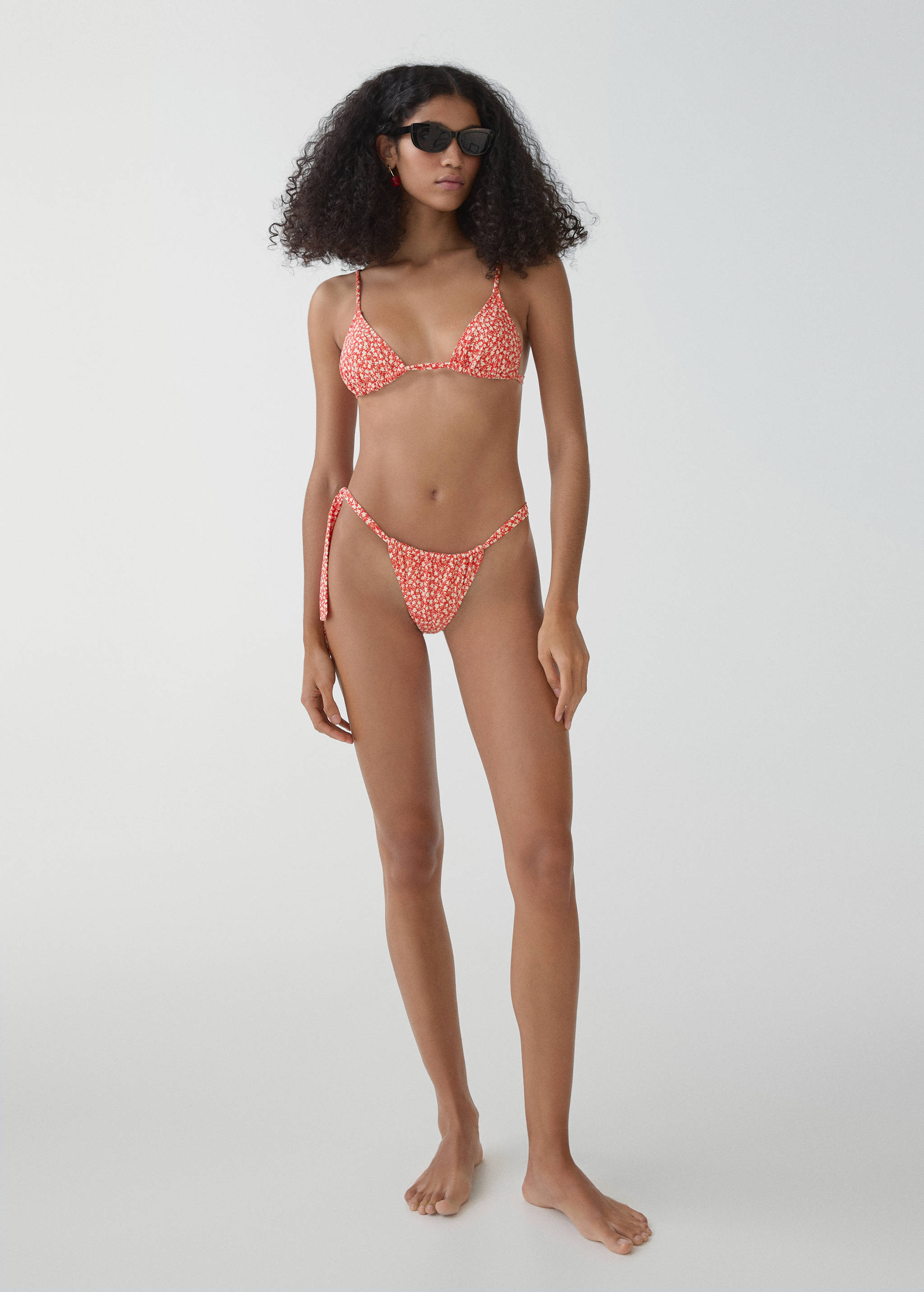 Классические трусики от бикини с цветочным принтом - Общий план