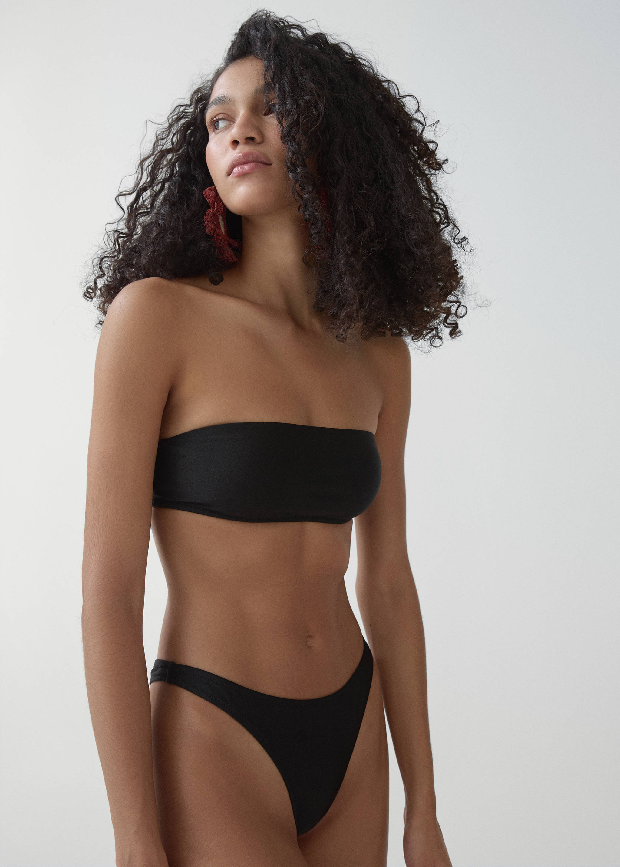 Трусики от бикини в стиле танга - Средний план