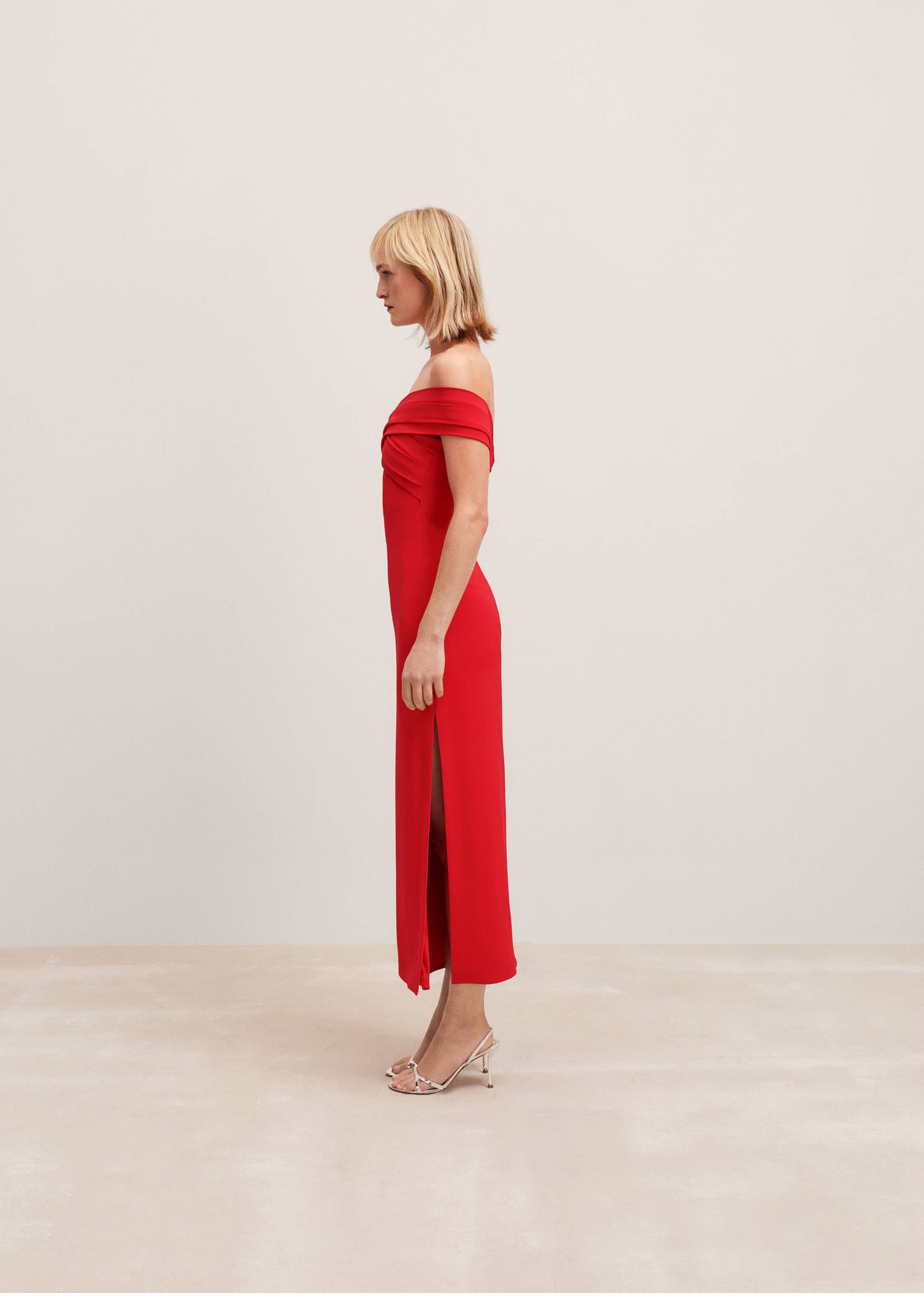 Off-the-shoulder dress with crossed neckline - Details of the article 2