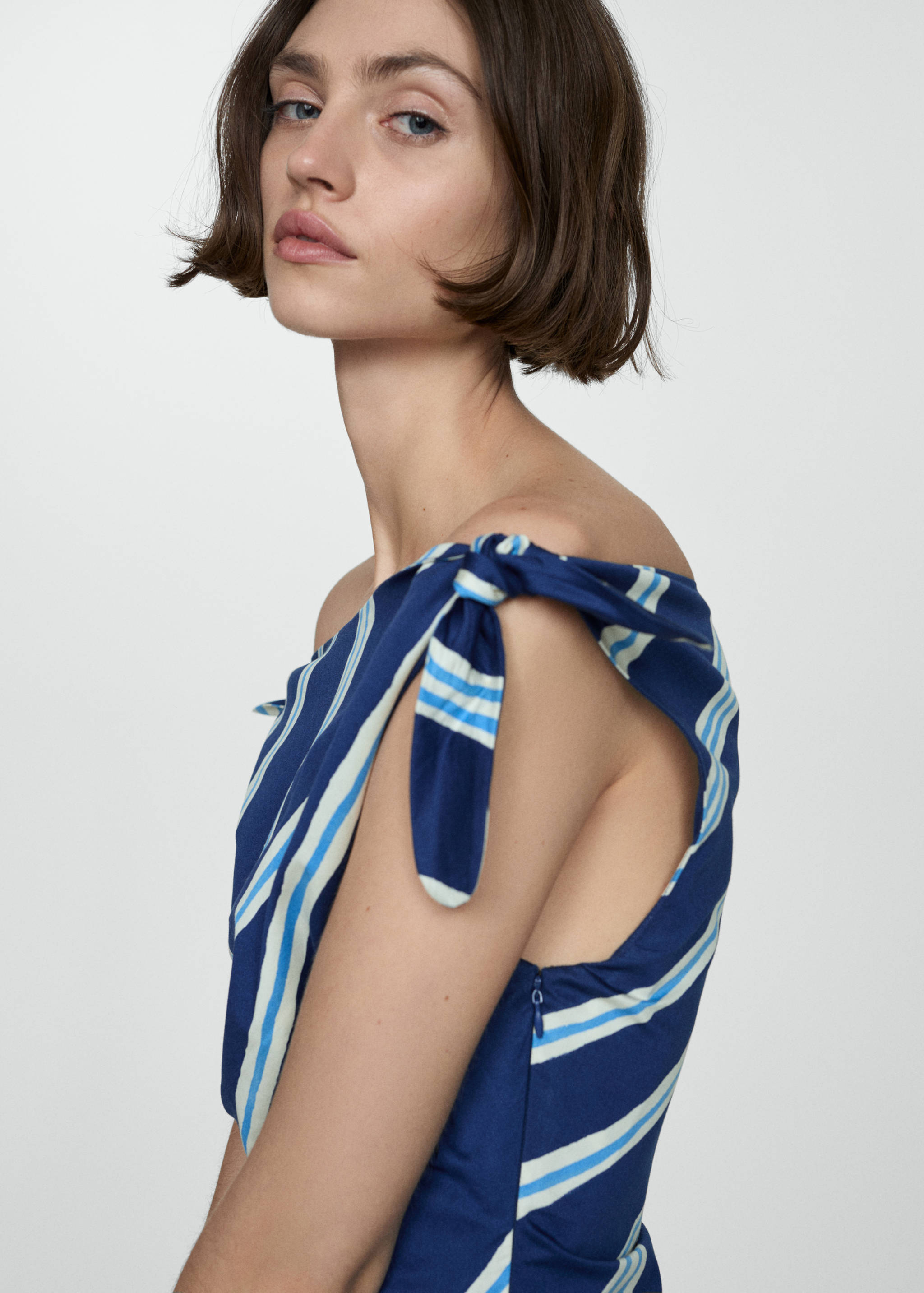 Striped dress with bare shoulders - Details of the article 2