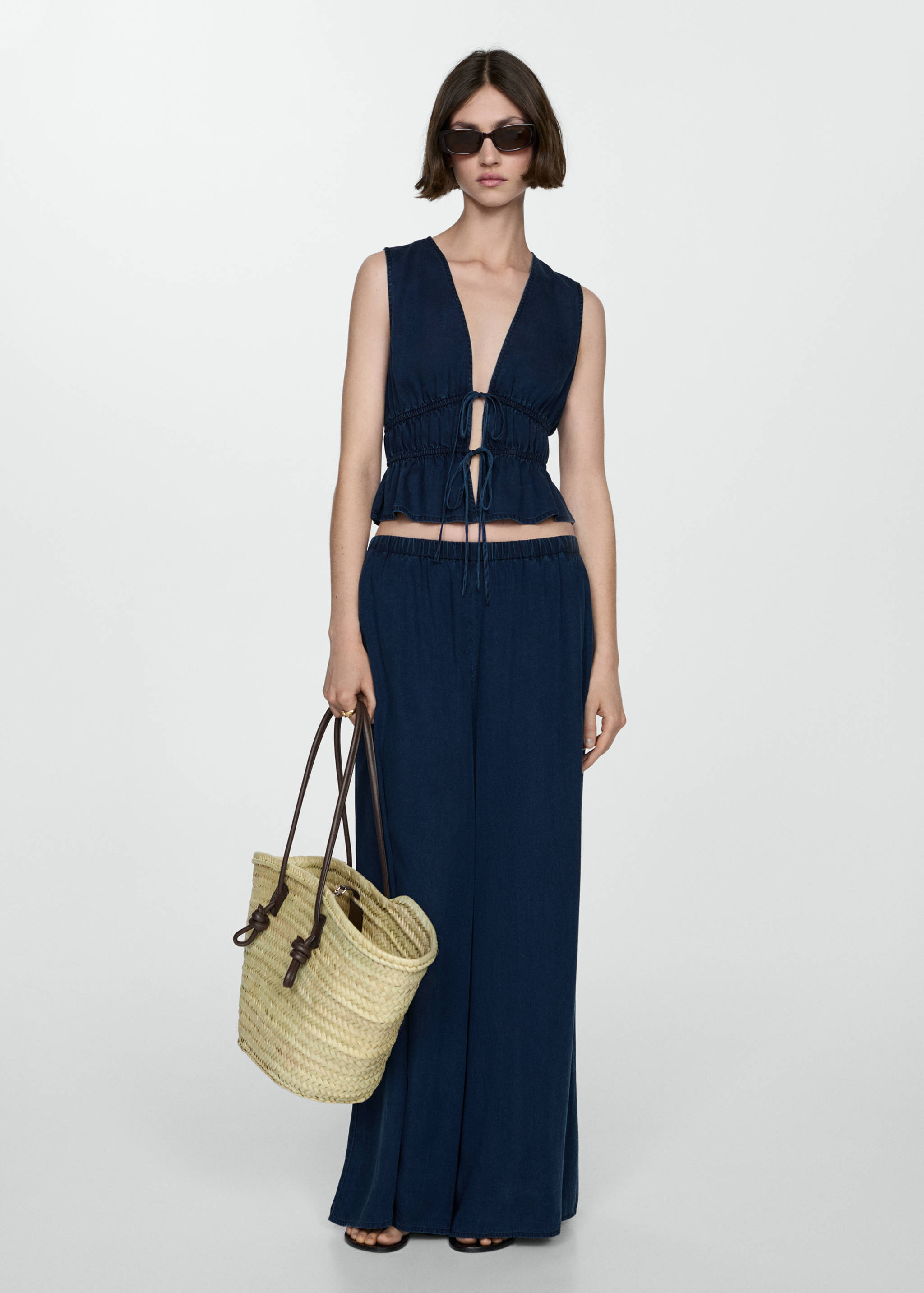 Ruffled top with bows - General plane