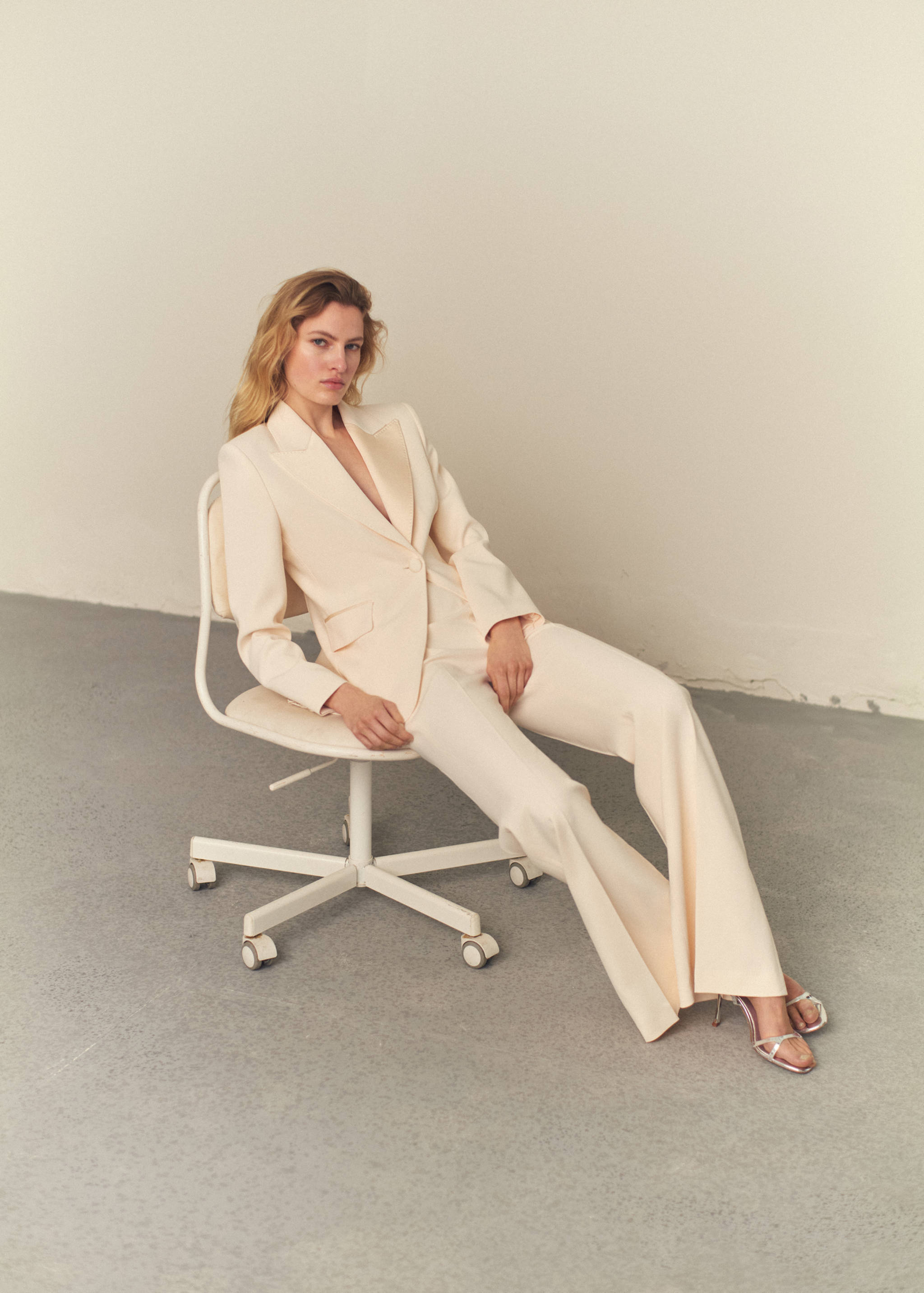 High-waist flared pants - Details of the article 2