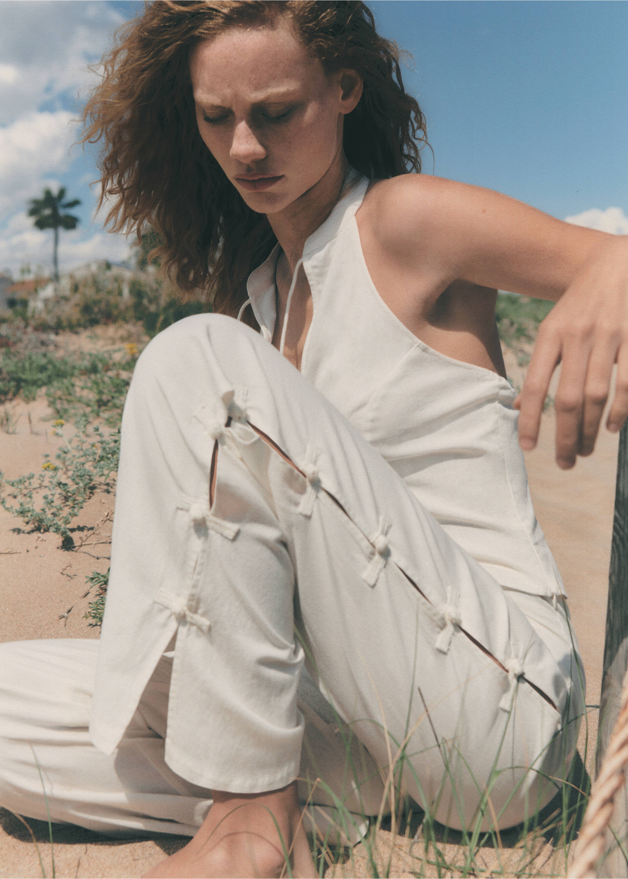 Wide leg trousers with buttons - Details of the article 7, Ecru. Ref: 67019607-00.
