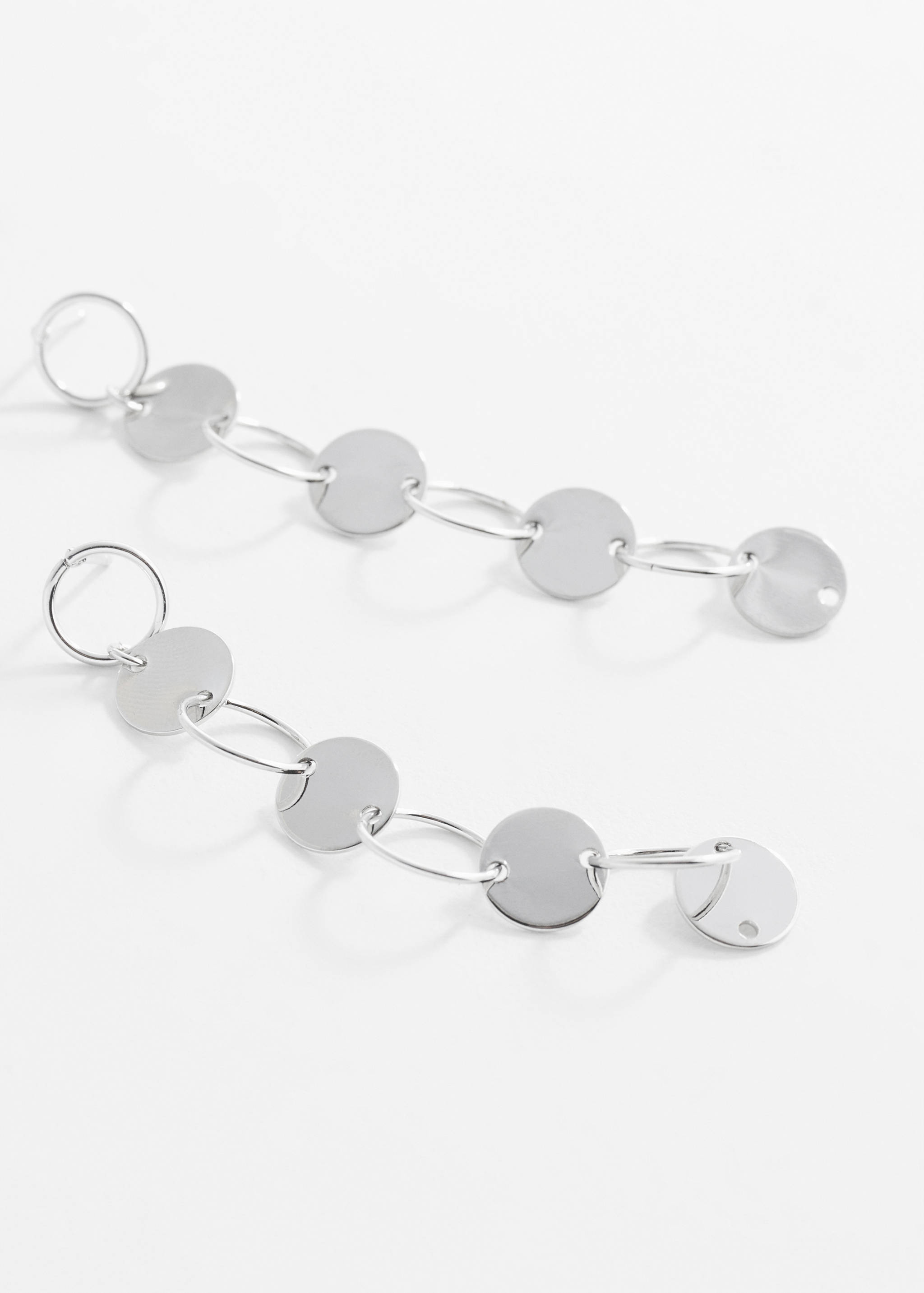 Long circle earrings - Середній план