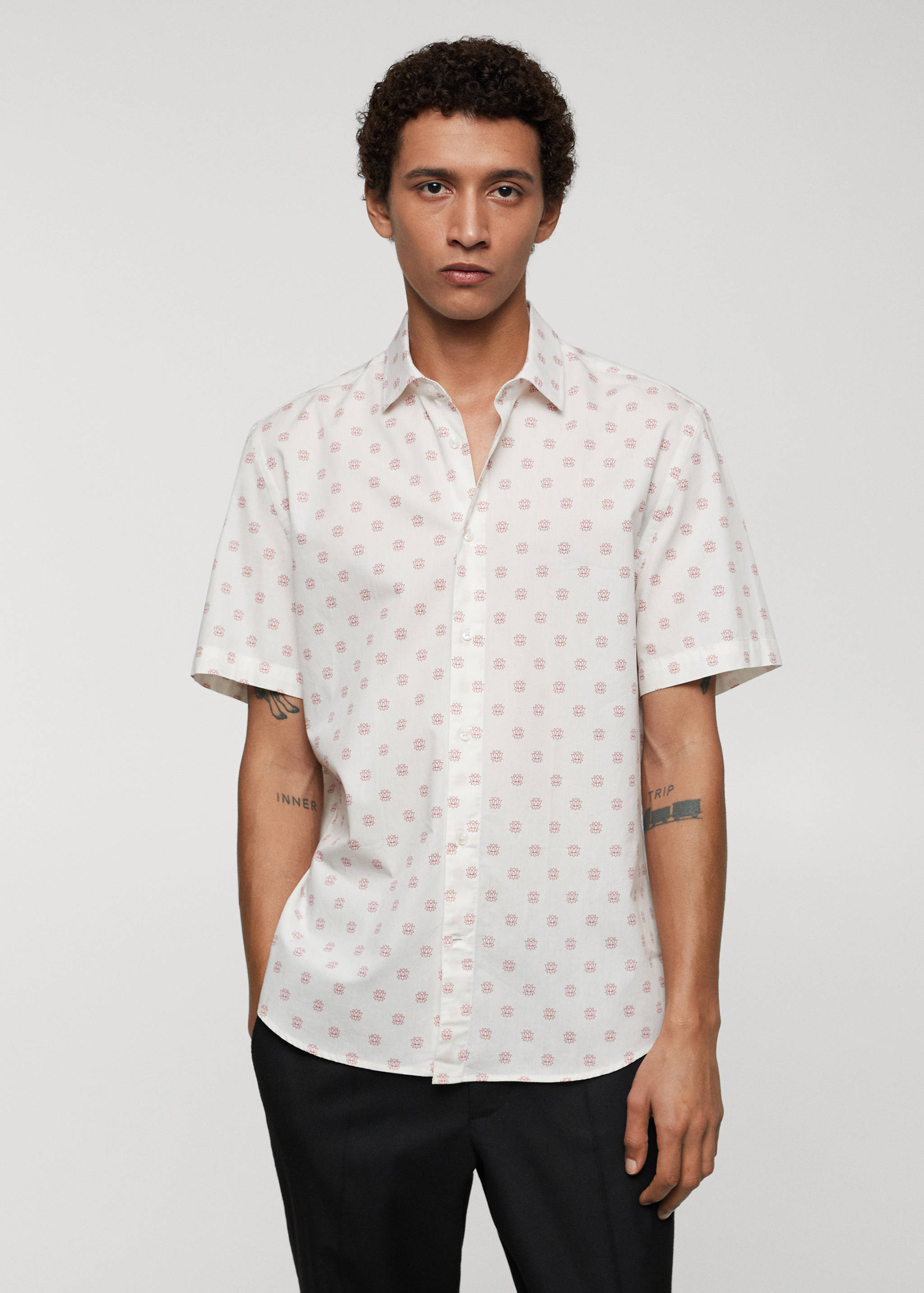 Camisa 100% algodón estampada - Plano medio