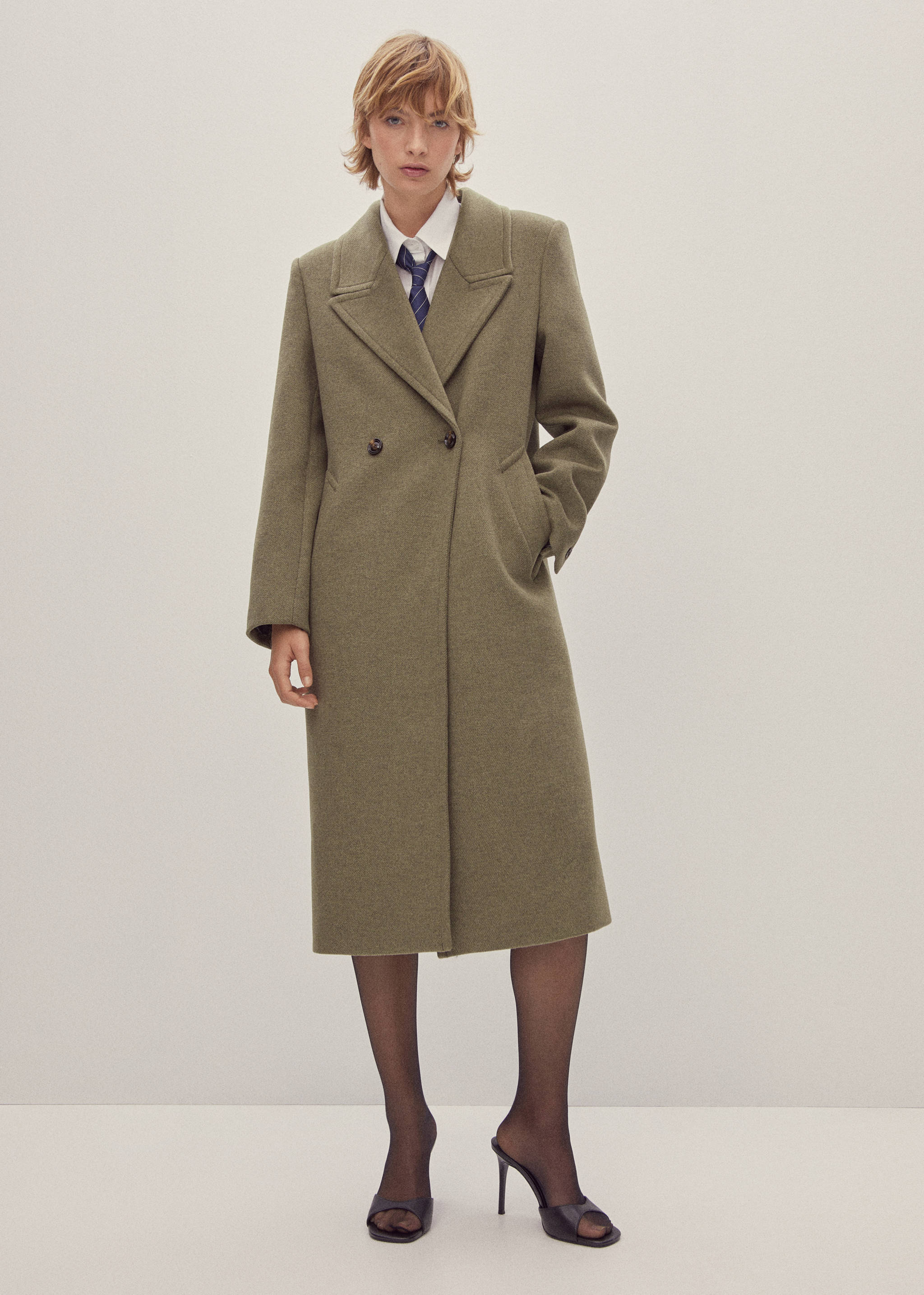 Wool coat with lapels - Details of the article 7