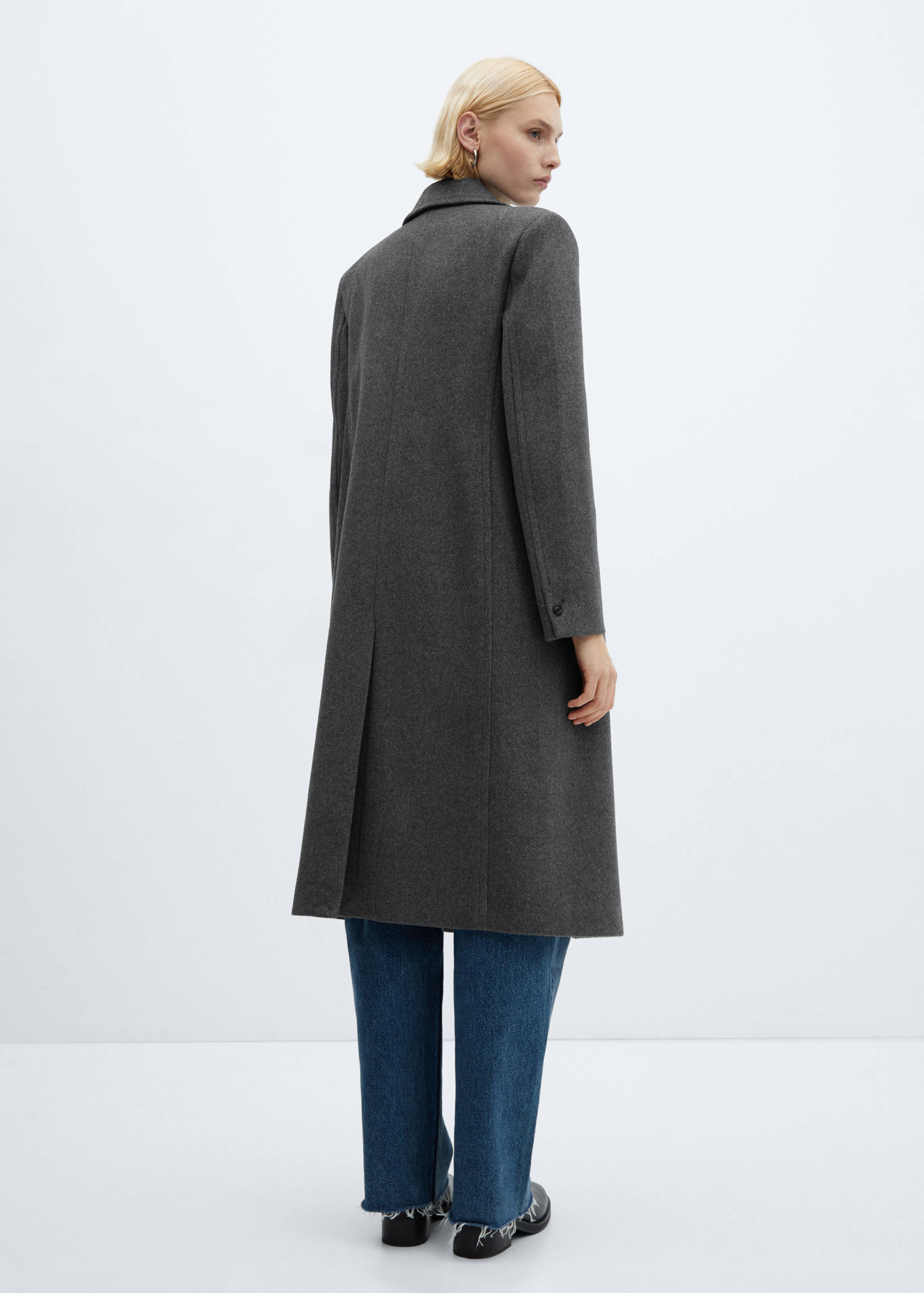 Wool coat with lapels - Reverse of the article