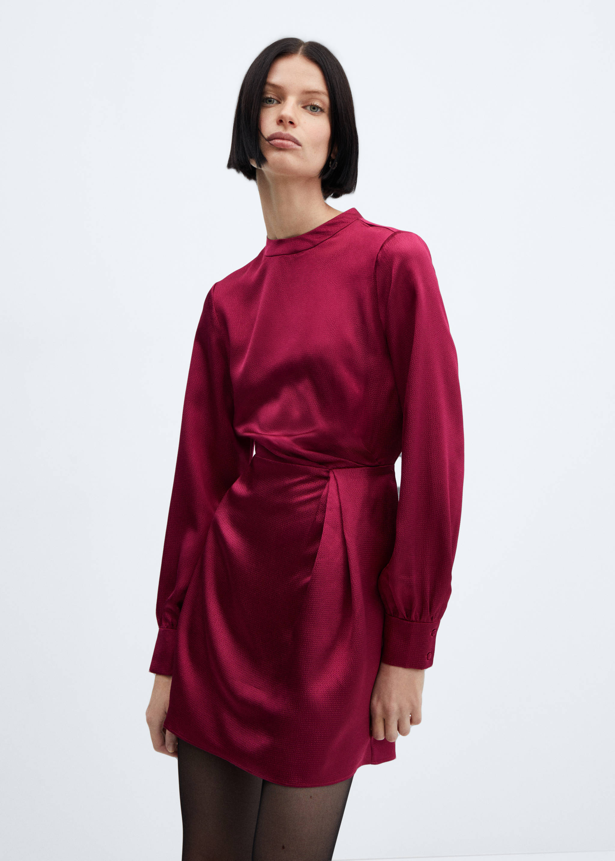 Robe satinée manches bouffantes - Plan moyen