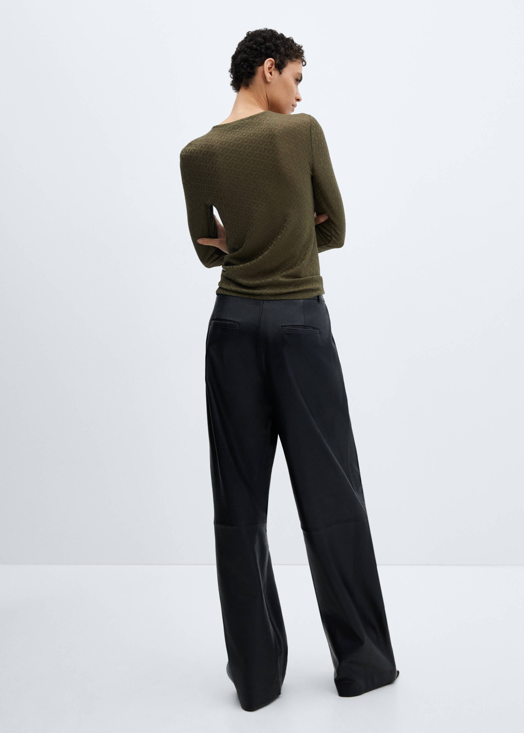 Фактурная футболка из трикотажа - Обратная сторона изделия