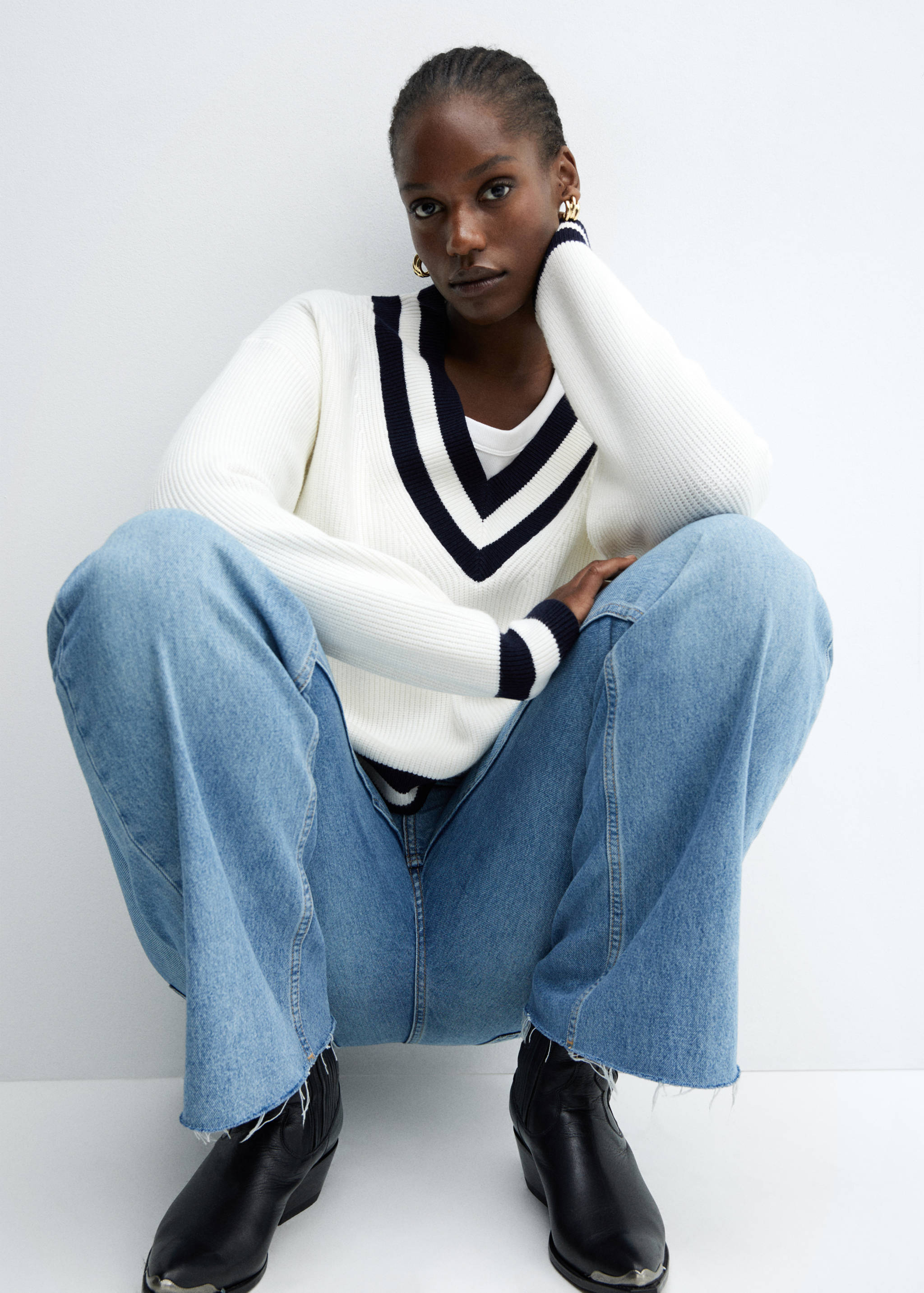 Contrasting V-neck sweater - Details of the article 4