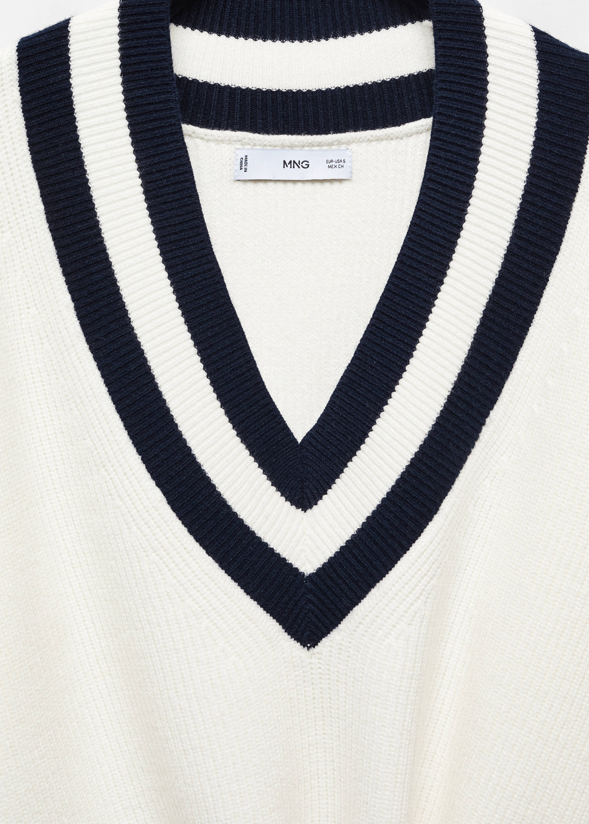 Contrasting V-neck sweater - Details of the article 8