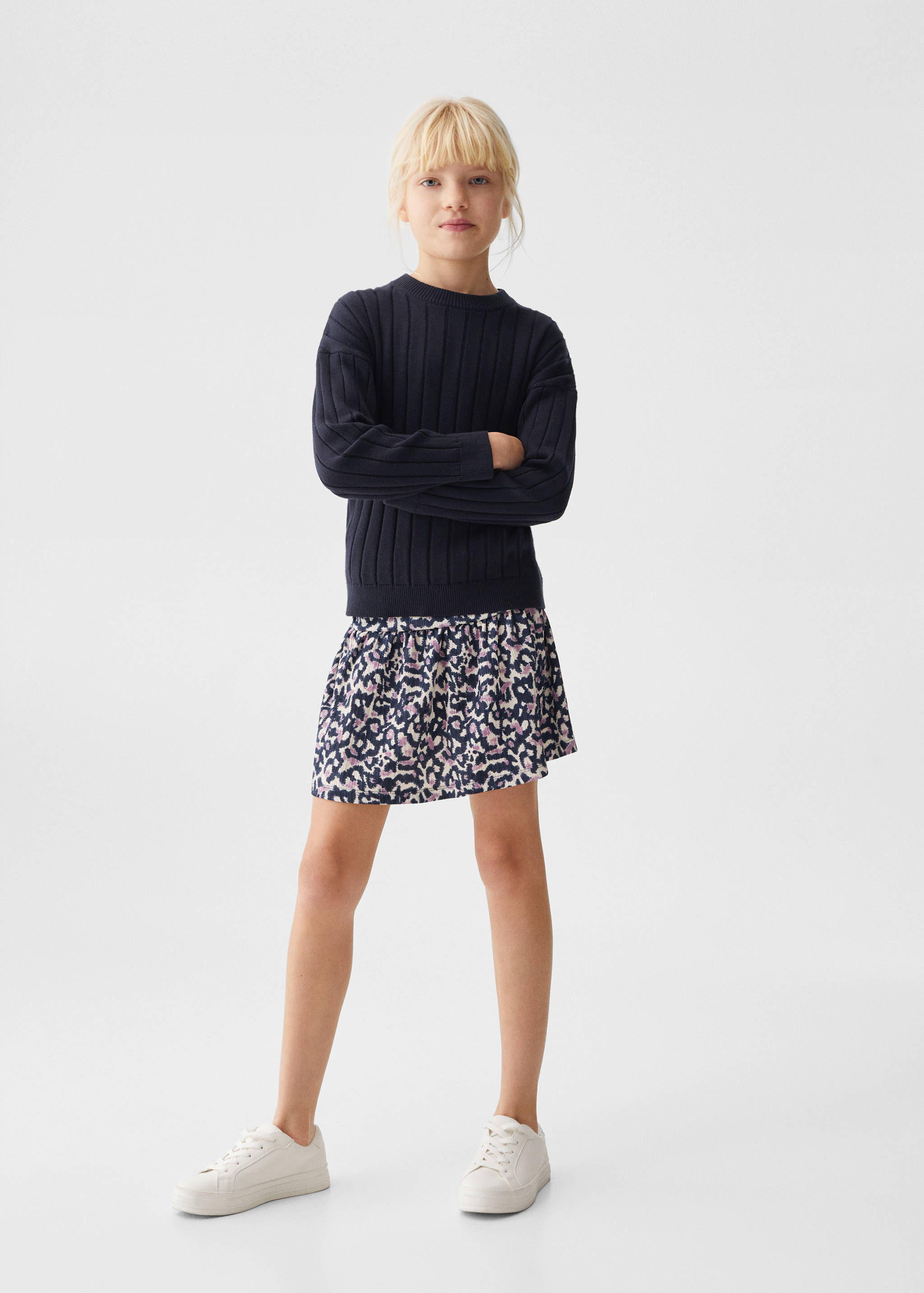 Camisola de malha às riscas - Plano geral