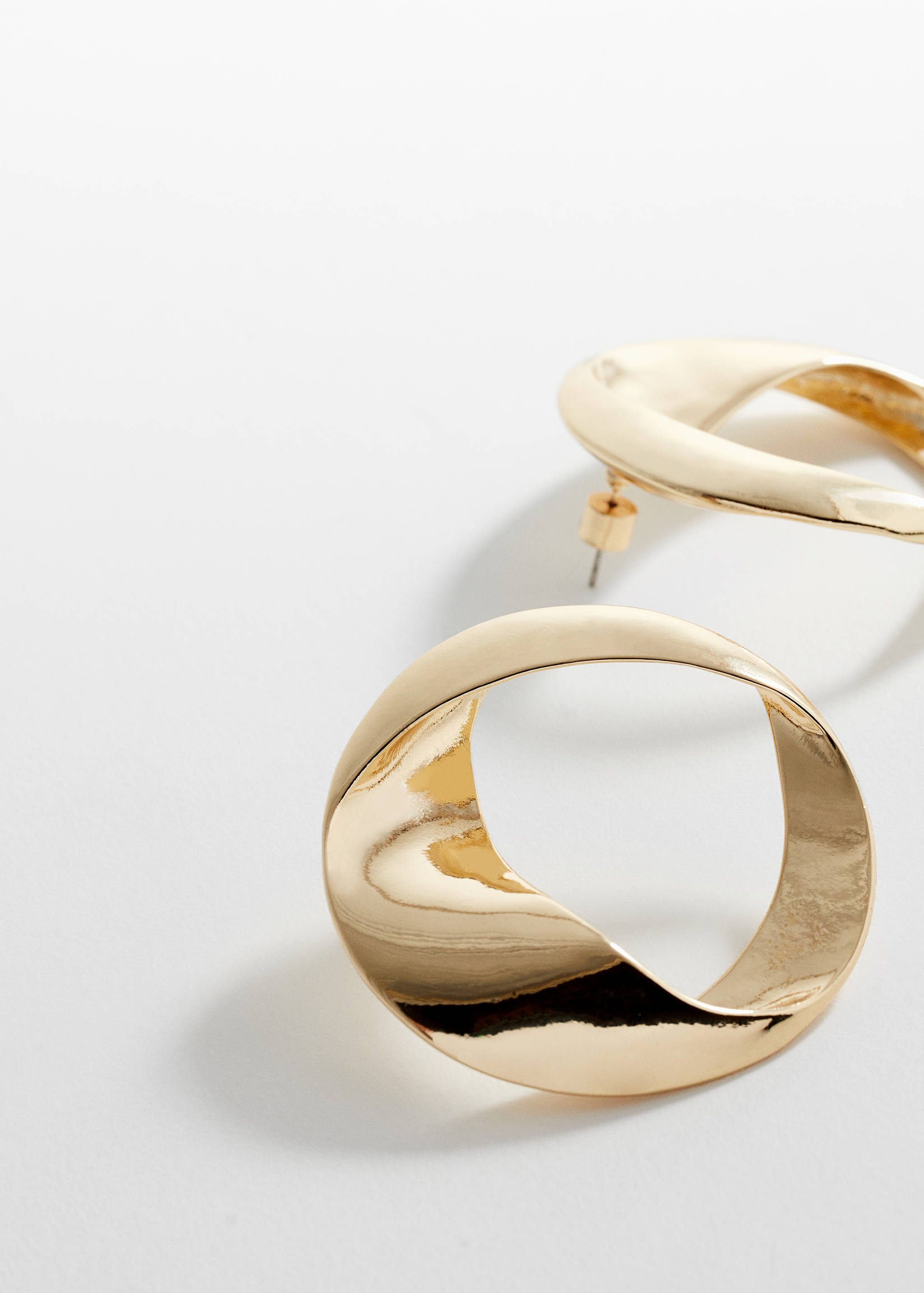 Перекрученные серьги-кольца - Средний план